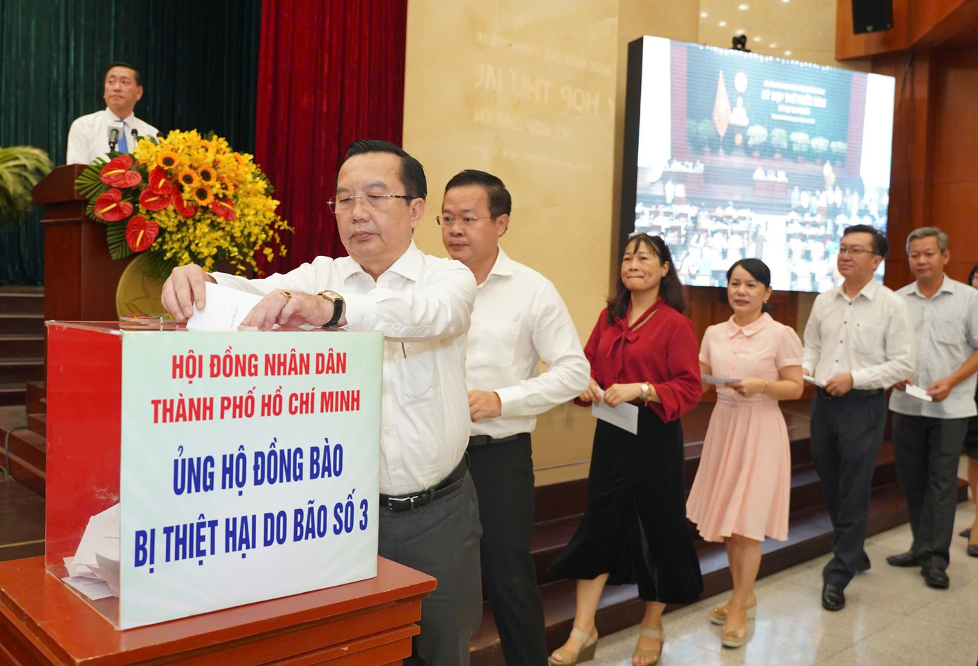 Đại biểu HĐND TPHCM, khách mời dự họp đã chung tay ủng hộ đồng bào bị ảnh hưởng của bão số 3. Ảnh: CTV Đại biểu HĐND TPHCM, khách mời dự họp đã chung tay ủng hộ đồng bào bị ảnh hưởng của bão số 3. Ảnh: CTV