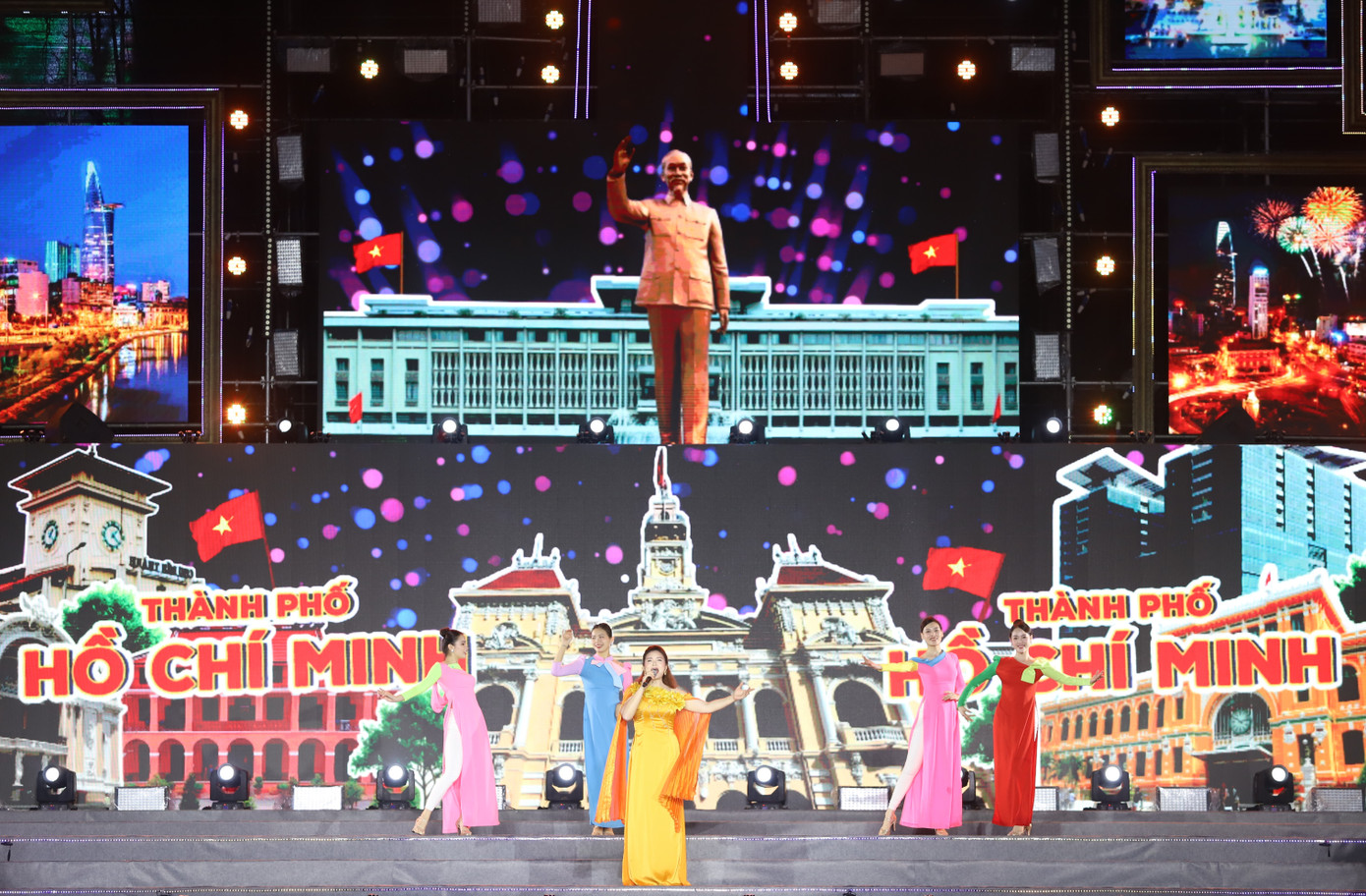 Đêm nhạc cũng gửi đến khán giả tiết mục thể hiện một Sài Gòn - TPHCM năng động, hiện đại, nghĩa tình.