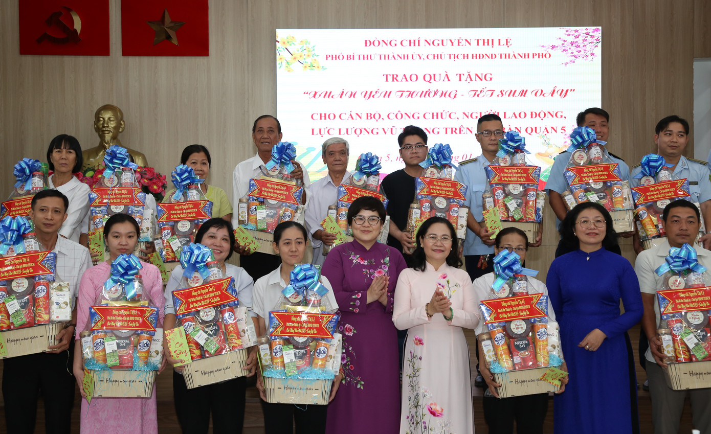 Các công chức, người lao động quận 5 đón nhận phần quà nghĩa tình của lãnh đạo thành phố.