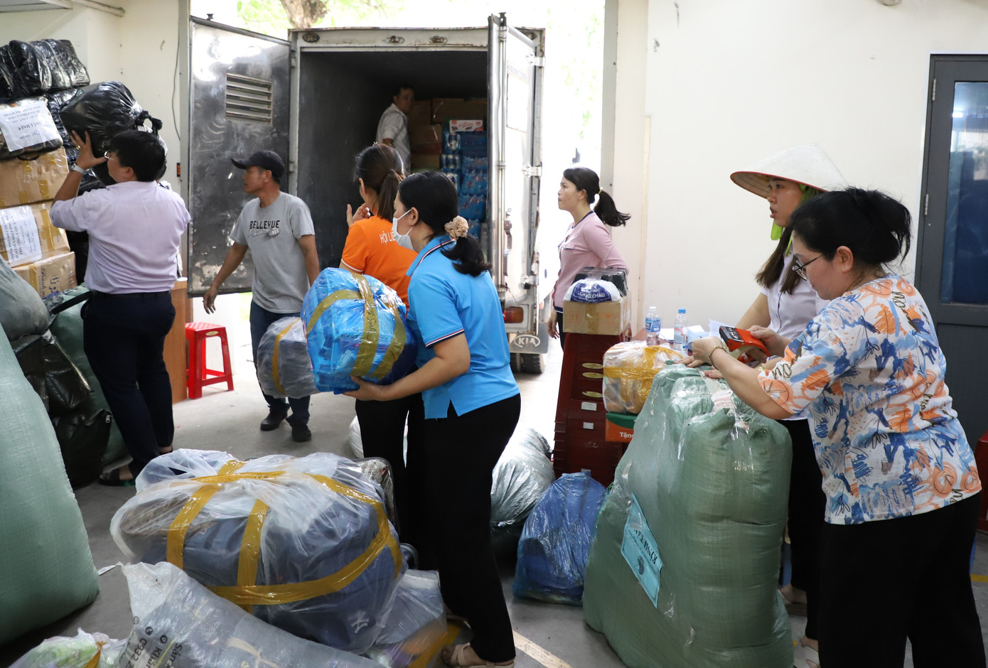 Chiều 16/9, nhiều cá nhân, cơ quan, đơn vị tiếp tục mang nhu yếu phẩm đến MTTQ nhờ trao đến tận tay đồng bào vùng bão lũ. Ảnh: Ngô Tùng