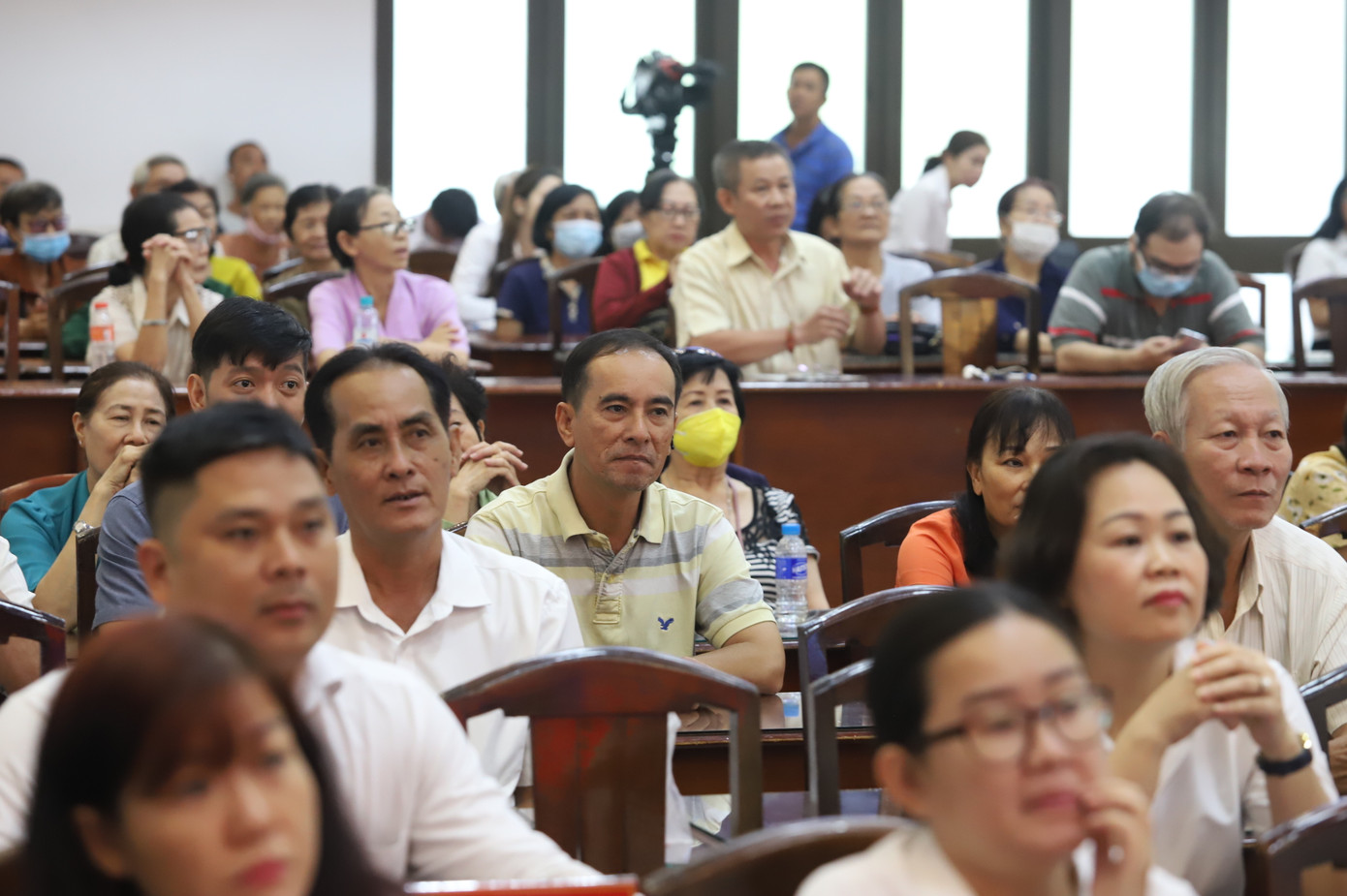 Cử tri theo dõi buổi làm việc của các ĐBQH tại điểm cầu trực tiếp ở quận 11. Cử tri theo dõi buổi làm việc của các ĐBQH tại điểm cầu trực tiếp ở quận 11.