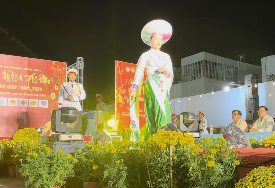 Hoạt động trình diễn tạo sự thích thú với nhiều người dân. Hoạt động trình diễn tạo sự thích thú với nhiều người dân.