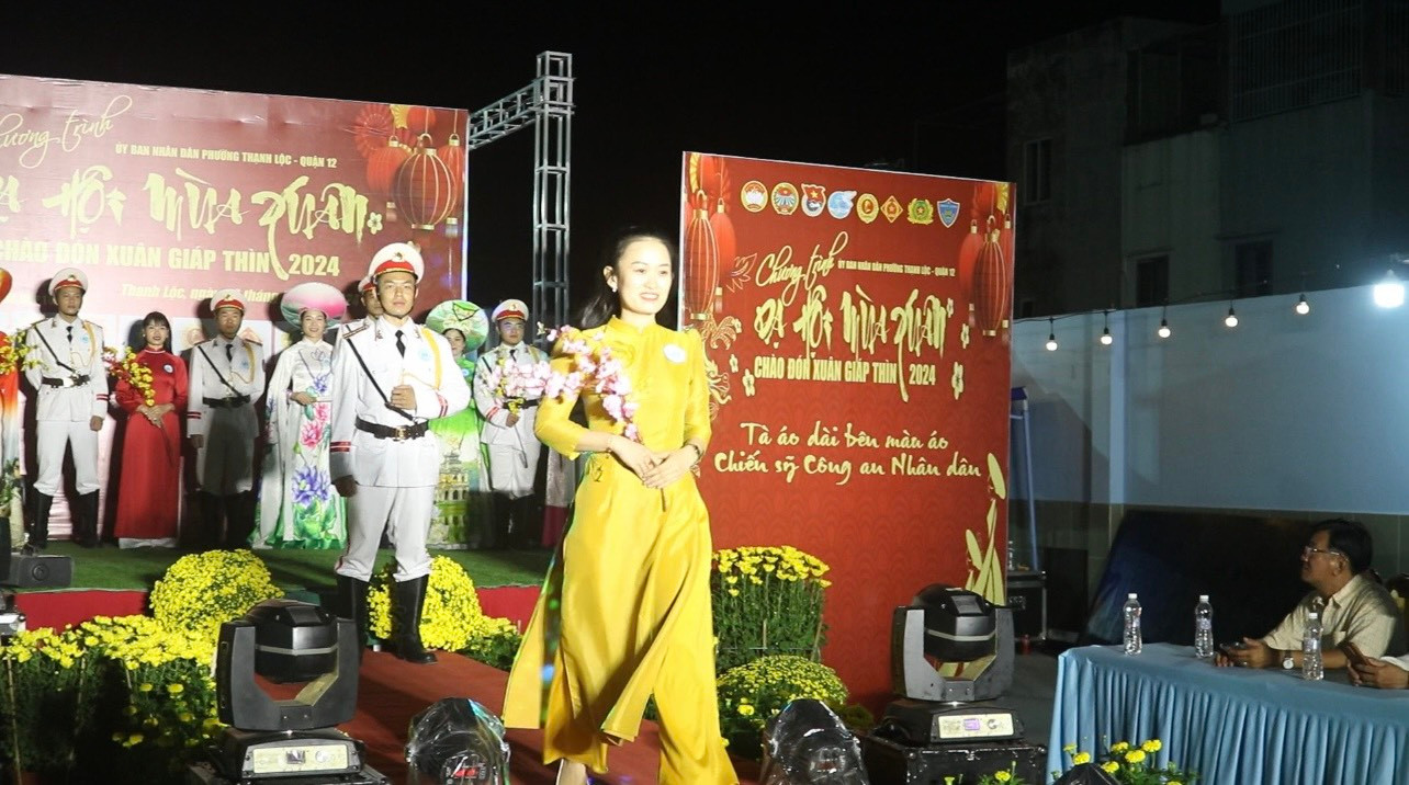 Các thiếu nữ duyên dáng trình diễn áo dài cùng chiến sĩ trong đêm hội. Ảnh: CTV Các thiếu nữ duyên dáng trình diễn áo dài cùng chiến sĩ trong đêm hội. Ảnh: CTV