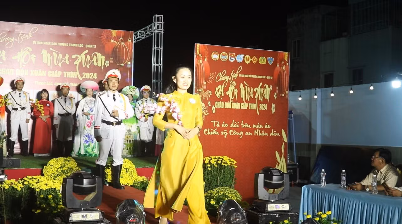 Các thiếu nữ duyên dáng trình diễn áo dài cùng chiến sĩ trong đêm hội. Ảnh: CTV Các thiếu nữ duyên dáng trình diễn áo dài cùng chiến sĩ trong đêm hội. Ảnh: CTV