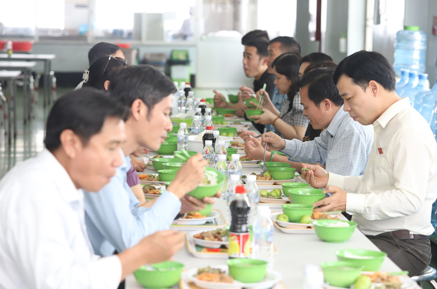 Đoàn giám sát cùng ăn trưa với công nhân.