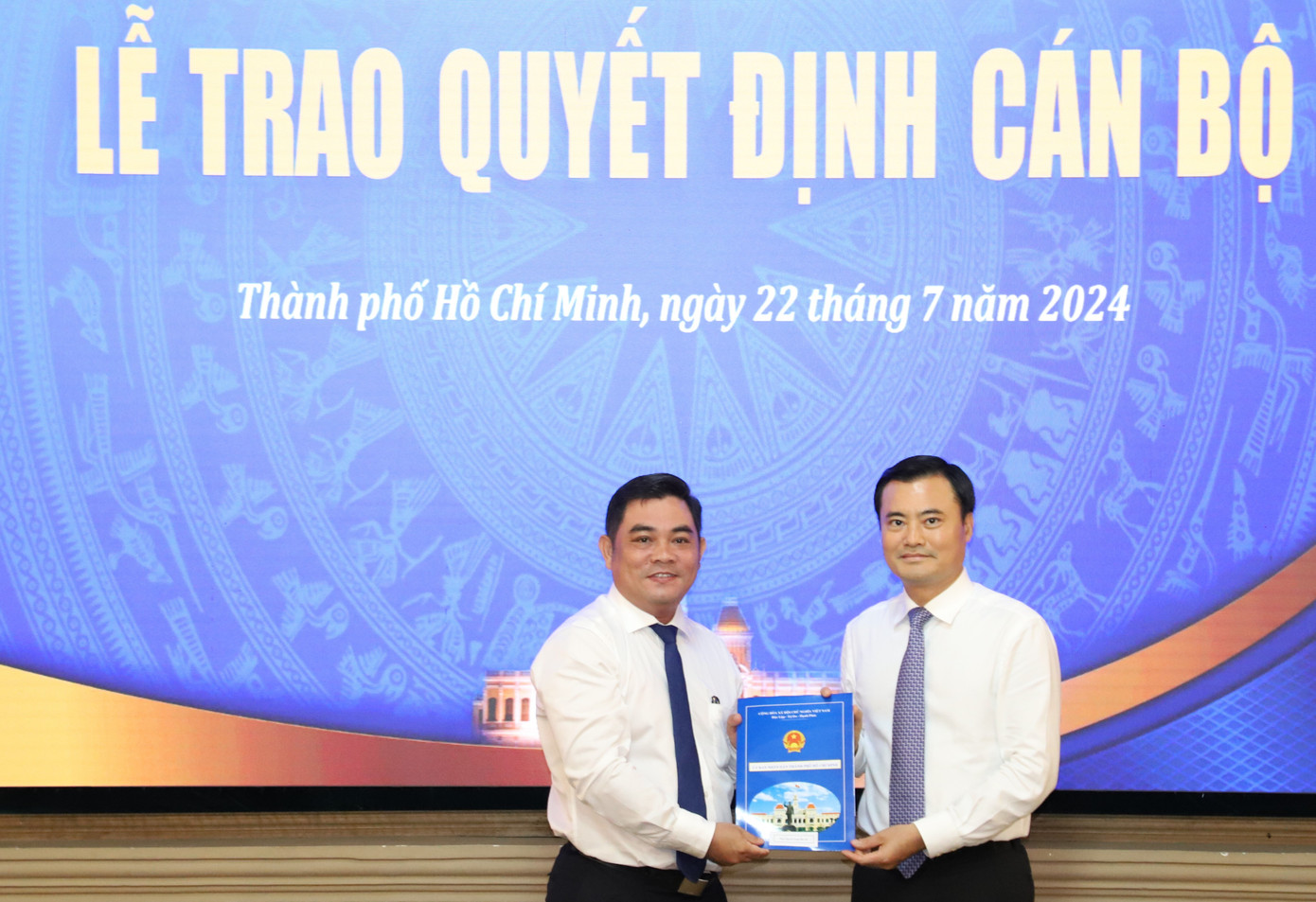 Phó Chủ tịch UBND TPHCM Bùi Xuân Cường (bên phải) trao quyết định bổ nhiệm cho ông Nguyễn Song Bảo Kỳ. Ảnh: Ngô Tùng Phó Chủ tịch UBND TPHCM Bùi Xuân Cường (bên phải) trao quyết định bổ nhiệm cho ông Nguyễn Song Bảo Kỳ. Ảnh: Ngô Tùng