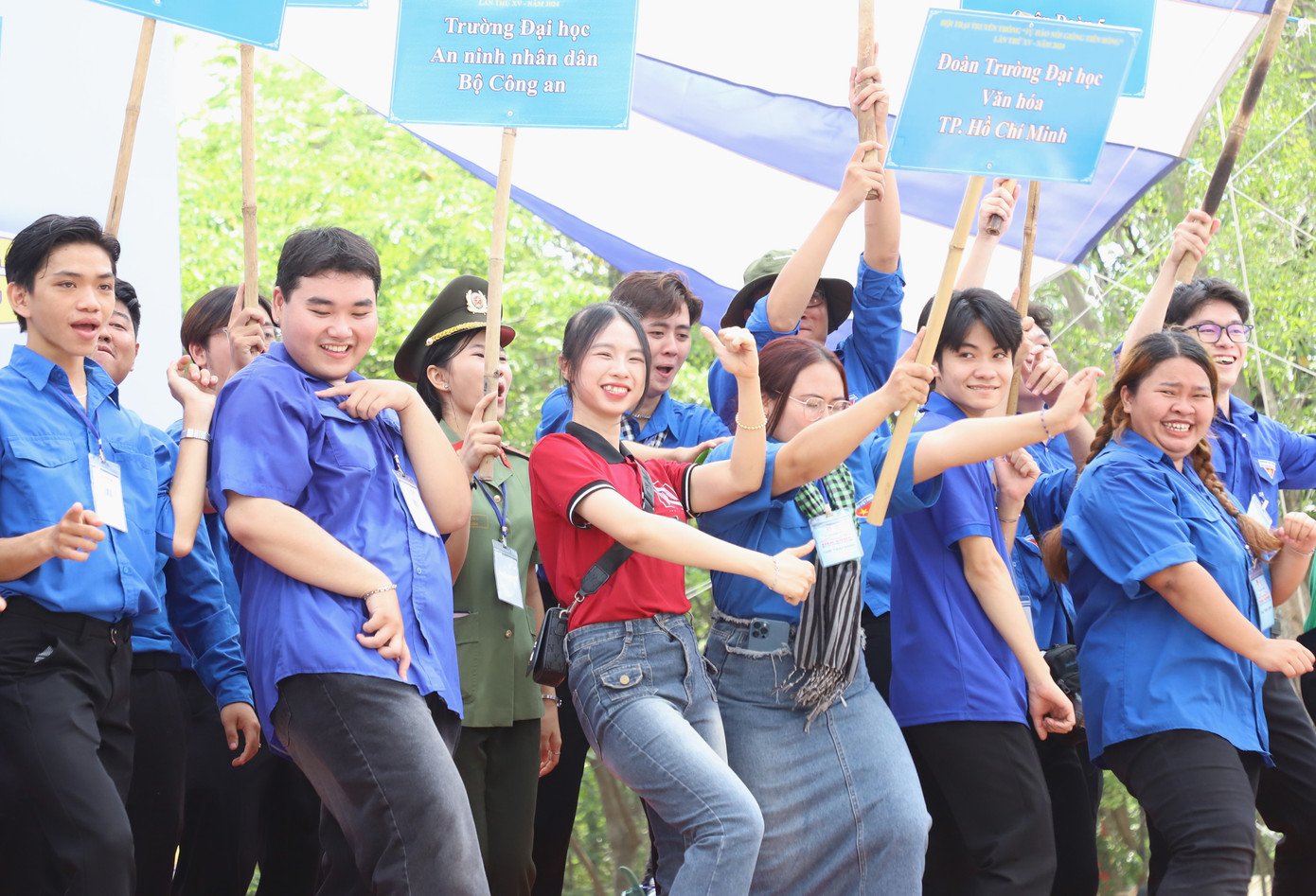 Bạn trẻ phấn khởi hòa vào bầu không khí thân tình, vui tươi tại hội trại. Bạn trẻ phấn khởi hòa vào bầu không khí thân tình, vui tươi tại hội trại.