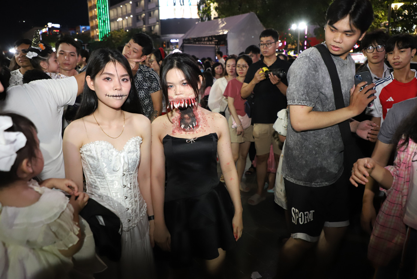 Hai chị em ruột Kiều Ngân và Cát Tường trong tạo hình ma quái đầy ấn tượng khiến nhiều người trầm trồ "ghê quá", "đẹp quá". Năm ngoái, Ngân cũng đã thực hiện màn hóa trang để đi chơi Halloween.