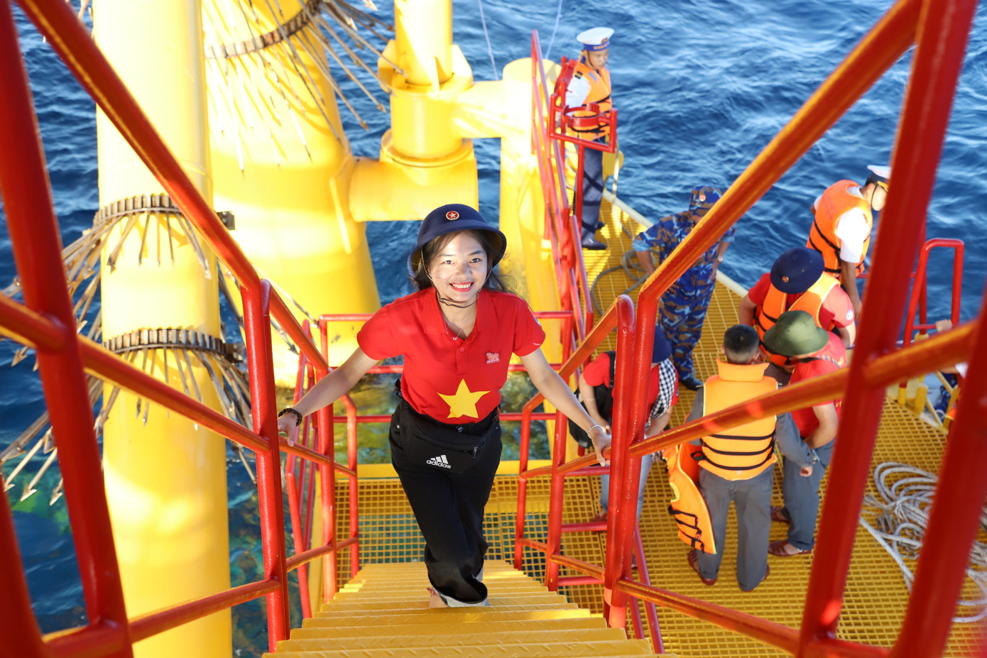 Chị Y Việt Sa đến thăm cán bộ, chiến sĩ Nhà giàn DK1/8 trong hành trình "Tuổi trẻ vì biển, đảo quê hương" năm 2024. Ảnh: Ngô Tùng Chị Y Việt Sa đến thăm cán bộ, chiến sĩ Nhà giàn DK1/8 trong hành trình "Tuổi trẻ vì biển, đảo quê hương" năm 2024. Ảnh: Ngô Tùng