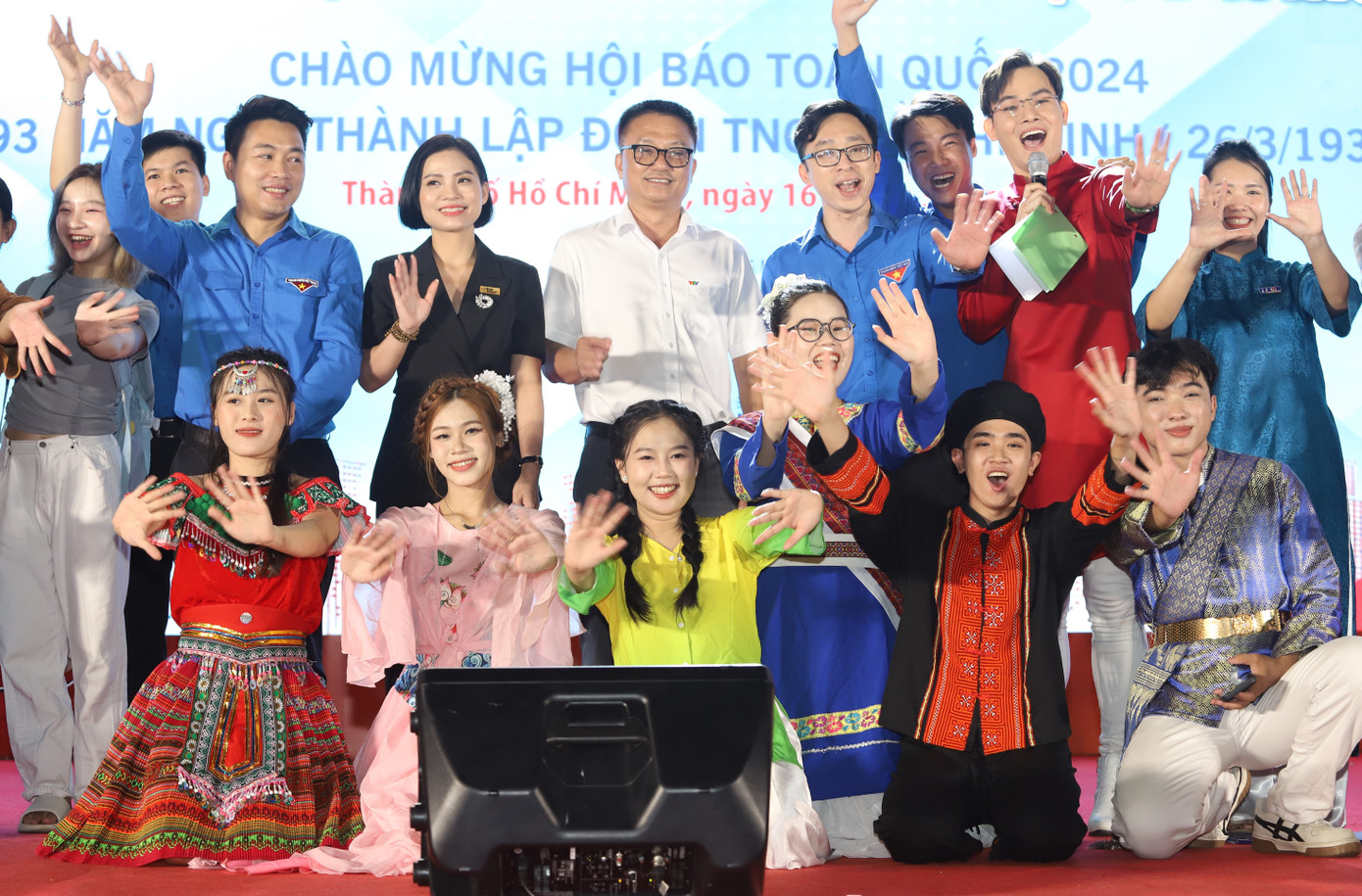 Bạn trẻ phấn khởi được hòa trong không khí sôi nổi, tươi vui của Hội báo toàn quốc, hướng đến chào mừng kỷ niệm ngày thành lập Đoàn. Bạn trẻ phấn khởi được hòa trong không khí sôi nổi, tươi vui của Hội báo toàn quốc, hướng đến chào mừng kỷ niệm ngày thành lập Đoàn.