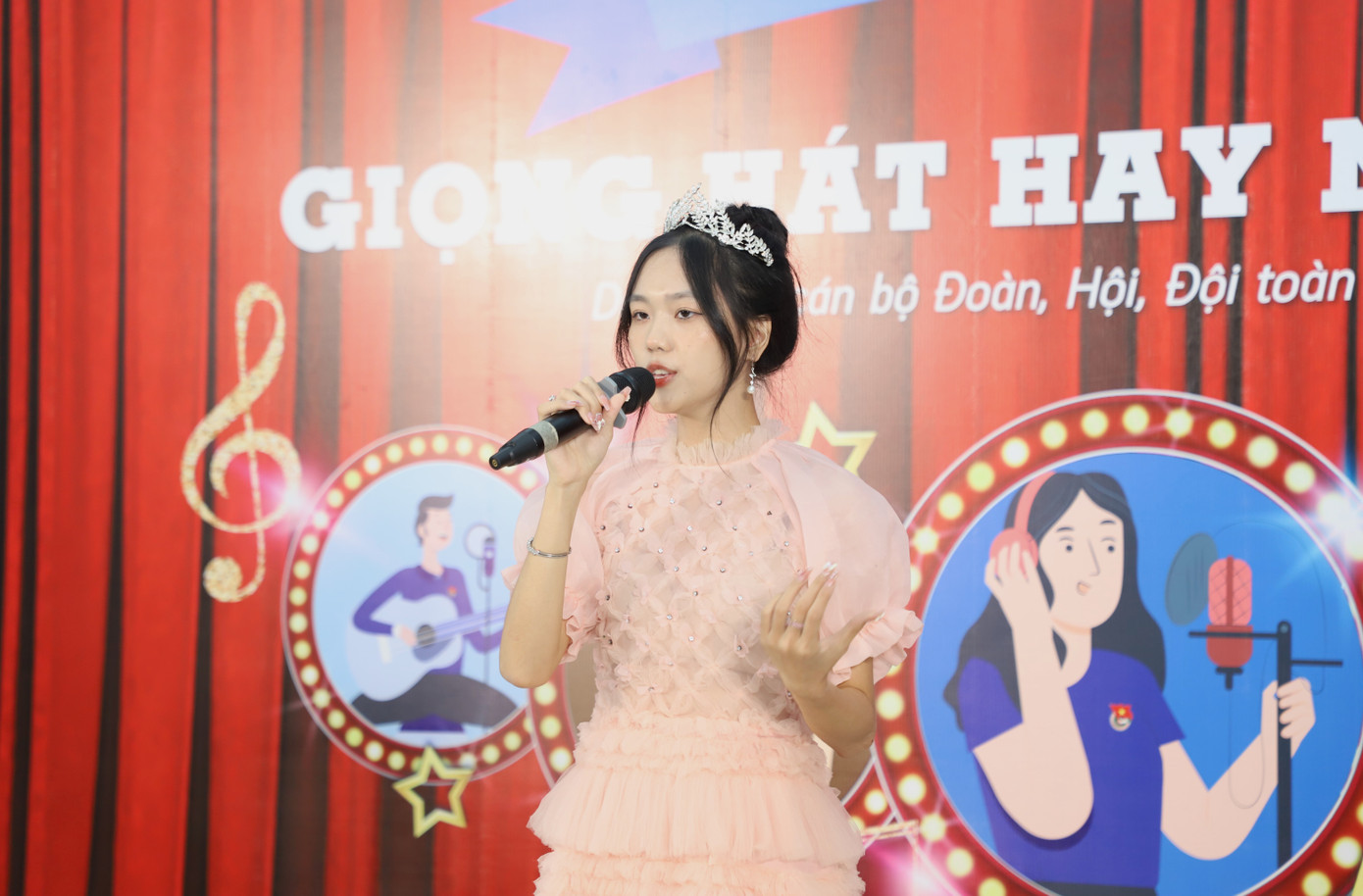 Đến với sân chơi này, các bạn cán bộ Đoàn có dịp hóa thân qua các tiết mục trình diễn. Đến với sân chơi này, các bạn cán bộ Đoàn có dịp hóa thân qua các tiết mục trình diễn.