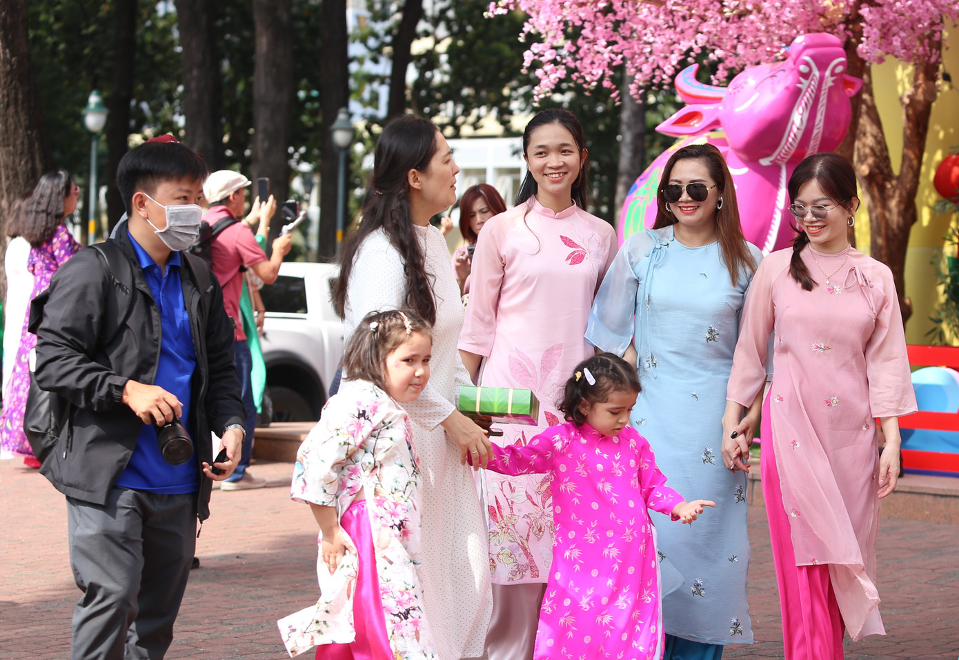 Gần đó, trung tâm thương mại Diamond Plaza trên đại lộ Lê Duẩn cũng thu hút rất nhiều người dân, du khách đến check-in trong ngày.