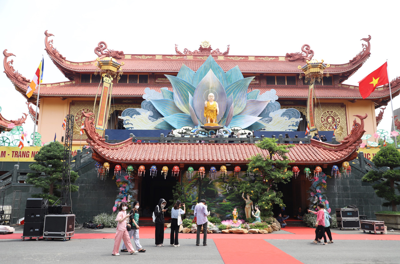 Ngày 22/5, nhằm ngày 15/4 năm Giáp Thìn, các cơ sở tự viện, chùa chiền ở TPHCM hân hoan tổ chức các hoạt động trong tuần lễ Phật đản Phật lịch 2568 - Dương lịch 2024. Ảnh: Ngô Tùng. Ngày 22/5, nhằm ngày 15/4 năm Giáp Thìn, các cơ sở tự viện, chùa chiền ở TPHCM hân hoan tổ chức các hoạt động trong tuần lễ Phật đản Phật lịch 2568 - Dương lịch 2024. Ảnh: Ngô Tùng.