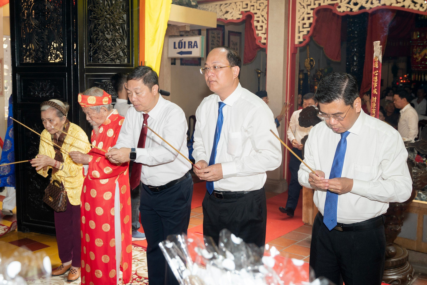 Phó Bí thư Thành ủy TPHCM Nguyễn Hồ Hải (thứ hai từ phải qua) cùng các lãnh đạo thành phố, quận Bình Thạnh và các sở, ban ngành dâng hương tưởng nhớ, tri ân công đức các bậc tiền nhân.