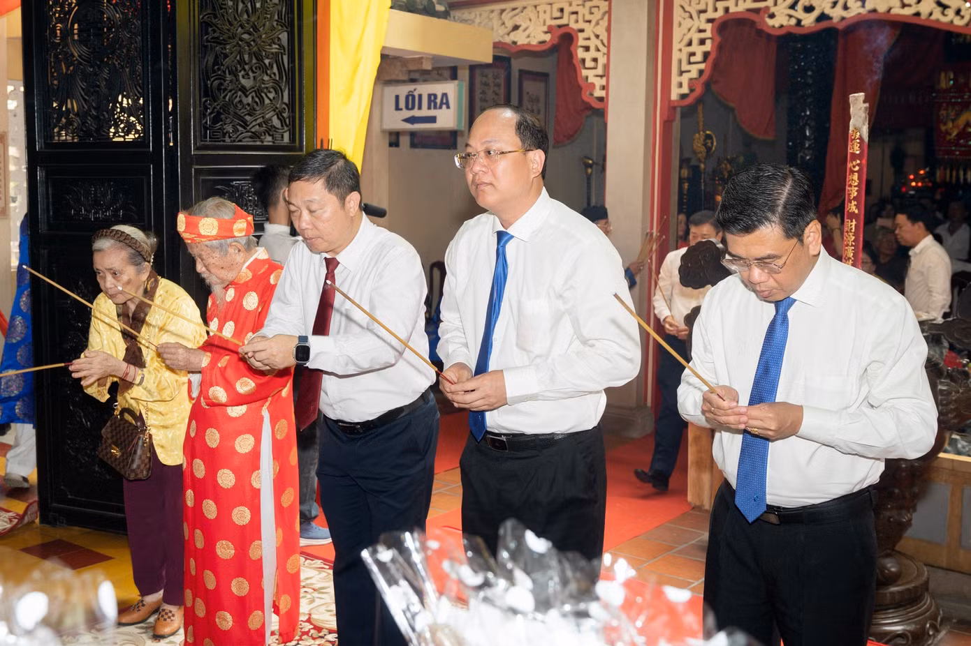 Phó Bí thư Thành ủy TPHCM Nguyễn Hồ Hải (thứ hai từ phải qua) cùng các lãnh đạo thành phố, quận Bình Thạnh và các sở, ban ngành dâng hương tưởng nhớ, tri ân công đức các bậc tiền nhân.