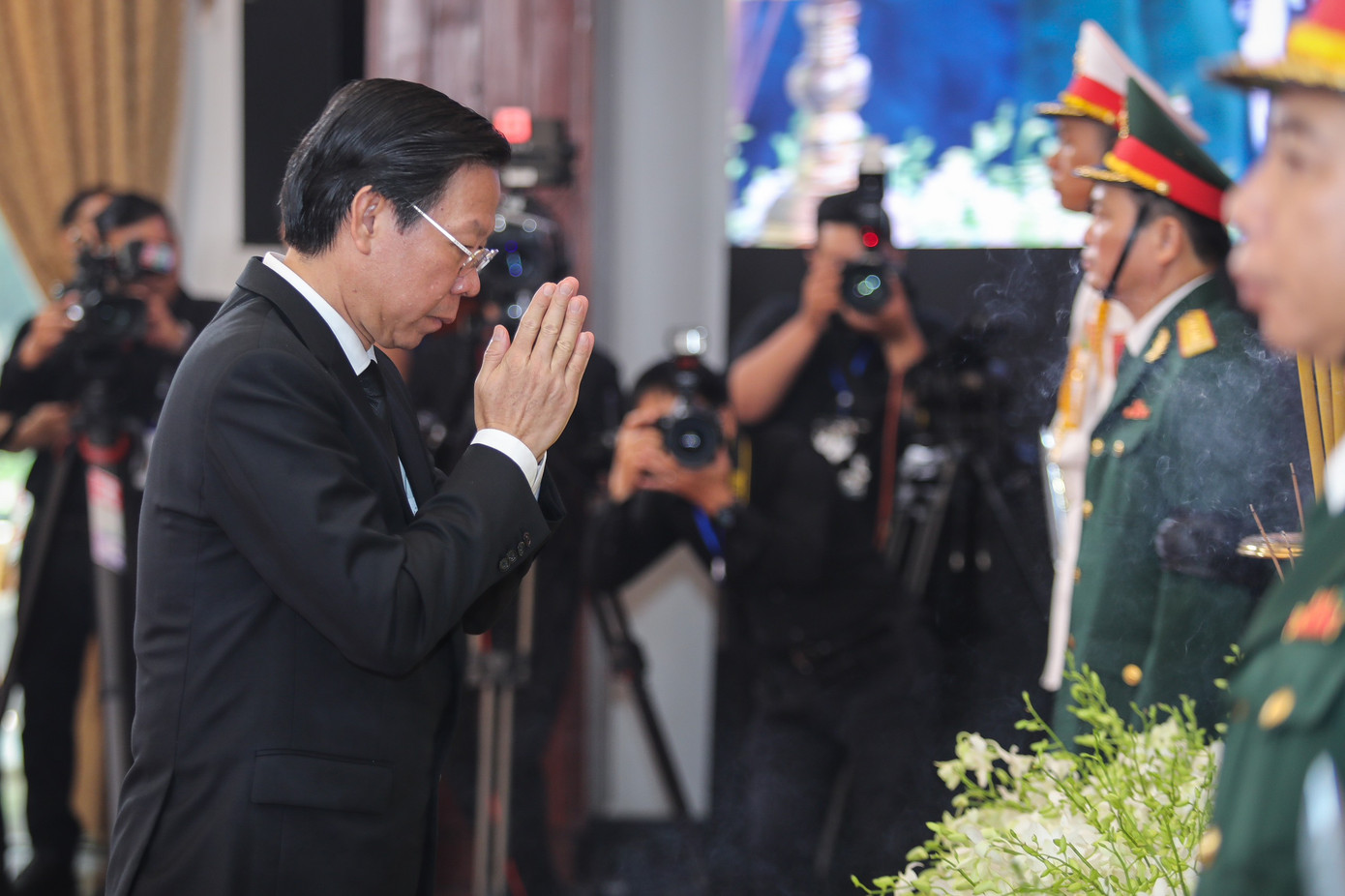 Chia sẻ trong sổ tang, Chủ tịch UBND TPHCM Phan Văn Mãi bày tỏ: “Đồng chí Tổng Bí thư Nguyễn Phú Trọng ra đi nhưng đã để lại tình cảm và di sản to lớn, trong đó có những định hướng chiến lược cho sự phát triển TPHCM, những gợi ý cơ chế vượt trội để thành phố khơi dậy tiềm năng, lợi thế để tiếp tục phát triển, giữ vững vai trò, vị thế là trung tâm lớn về nhiều mặt, là đầu tàu kinh tế của cả nước”.