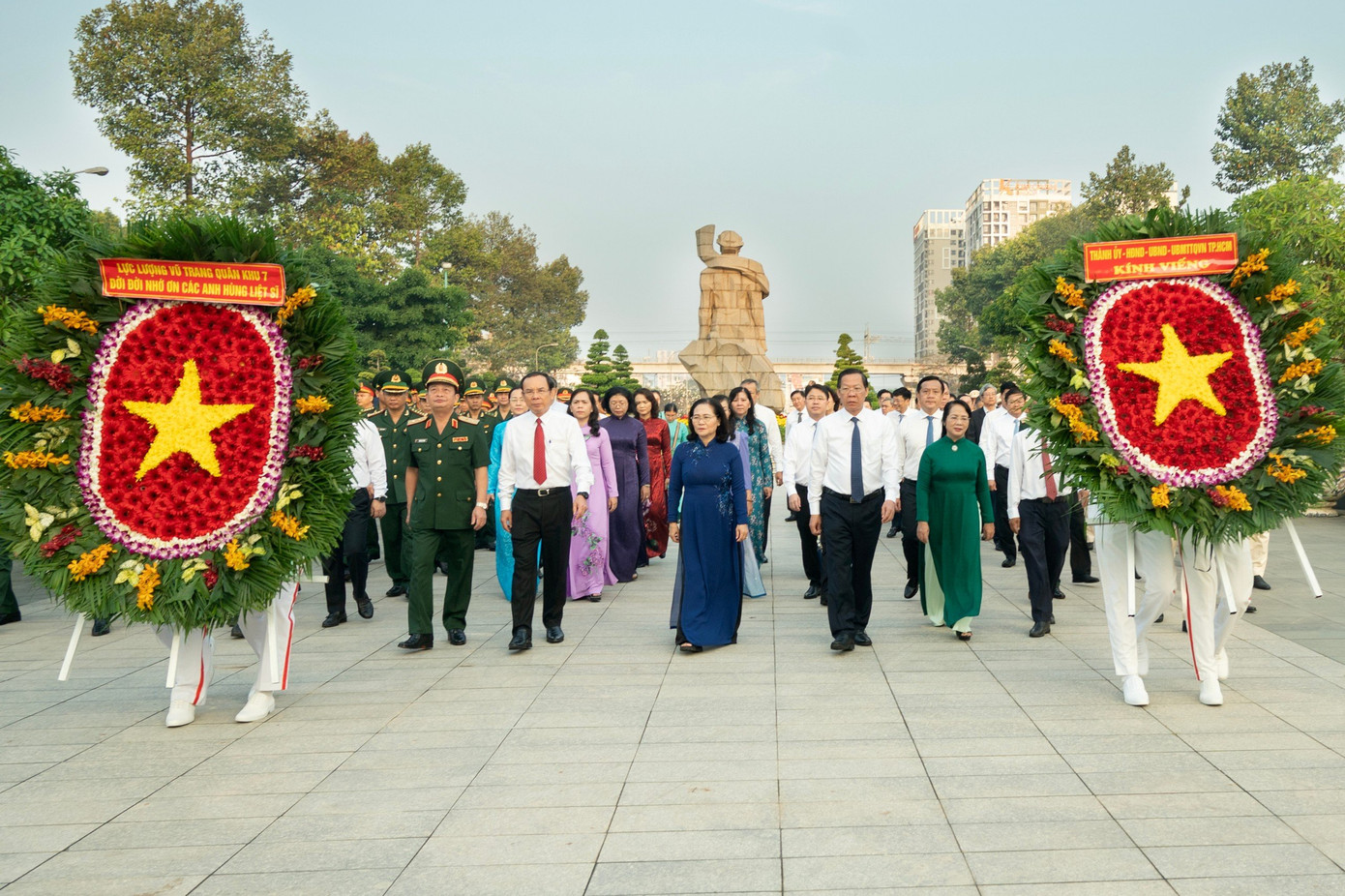 Đoàn lãnh đạo TPHCM viếng, dâng hoa, dâng hương tưởng nhớ các bậc tiền nhân đã cống hiến, hy sinh vì nền độc lập, tự do của dân tộc. Ảnh: Quốc Thanh