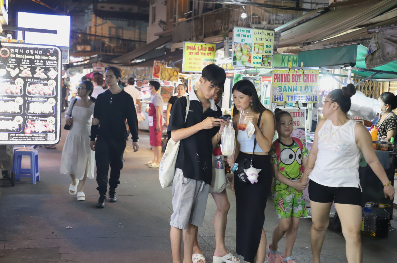 Khu phố ẩm thực là một trong 100 điểm đến thú vị, hấp dẫn của TPHCM được Sở Du lịch TPHCM tổng hợp, quảng bá. Ảnh: Ngô Tùng Khu phố ẩm thực là một trong 100 điểm đến thú vị, hấp dẫn của TPHCM được Sở Du lịch TPHCM tổng hợp, quảng bá. Ảnh: Ngô Tùng