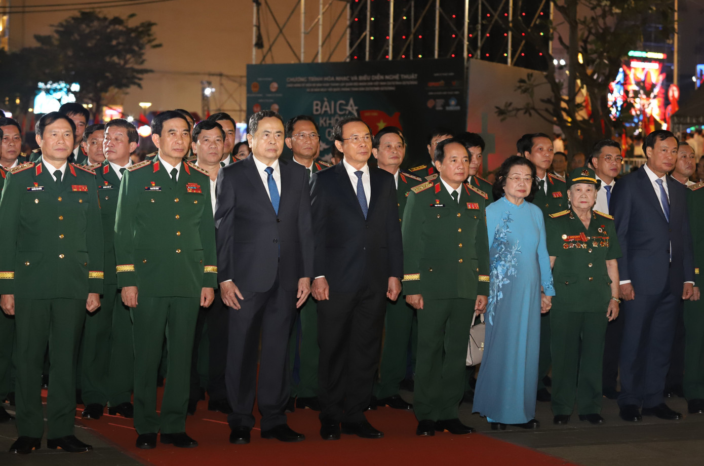 Tham dự buổi lễ có: Ủy viên Bộ Chính trị, Chủ tịch Quốc hội Trần Thanh Mẫn; nguyên Bí thư Trung ương Đảng, nguyên Phó Chủ tịch nước Trương Mỹ Hoa; Ủy viên Bộ Chính trị, Đại tướng Phan Văn Giang, Bộ trưởng Bộ Quốc phòng, Phó Bí thư Quân ủy Trung ương; Ủy viên Bộ Chính trị, Bí thư Thành ủy TPHCM Nguyễn Văn Nên; Thượng tướng Trịnh Văn Quyết, Bí thư Trung ương Đảng, Chủ nhiệm Tổng cục Chính trị Quân đội nhân dân Việt Nam; Đại tướng Nguyễn Tân Cương, Tổng Tham mưu trưởng Quân đội nhân dân Việt Nam, Thứ trưởng Bộ Quốc phòng; Chủ tịch UBND TPHCM Phan Văn Mãi...