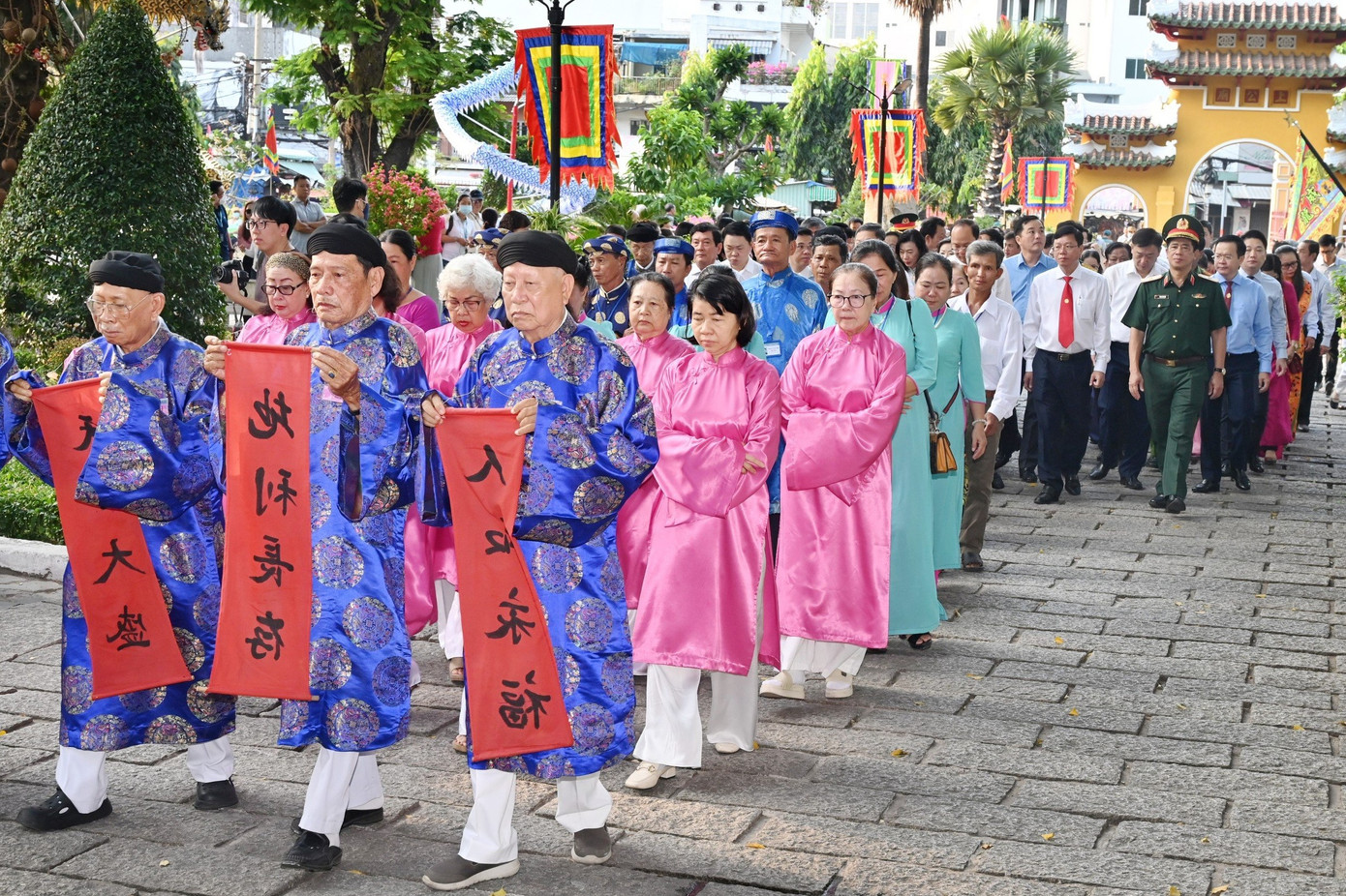 Ngày 16/2 (nhằm mùng 7 Tết Giáp Thìn), tại Di tích lịch sử - văn hóa quốc gia Lăng Lê Văn Duyệt, ban tổ chức các ngày lễ lớn của quận Bình Thạnh, TPHCM tổ chức Lễ hội Khai hạ - Cầu an năm 2024. Đây là lễ hội truyền thống đã được Bộ Văn hóa, Thể thao và Du lịch công nhận là Di sản văn hóa phi vật thể quốc gia. Ảnh: Quốc Thanh