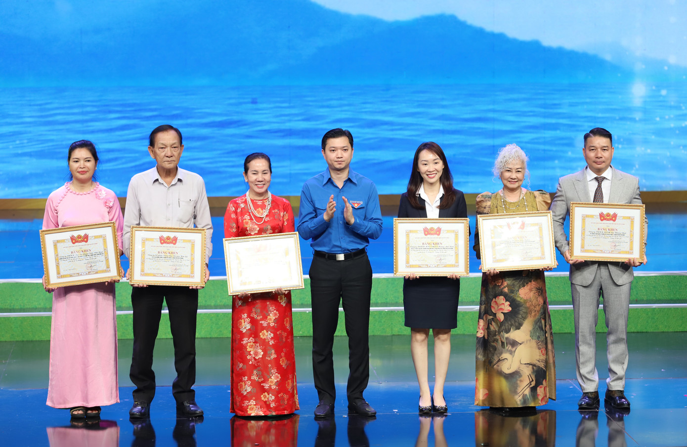 Anh Nguyễn Minh Triết trao Bằng khen T.Ư Đoàn tri ân sự đóng góp tiêu biểu của các đơn vị trong chăm lo cho các em học sinh có hoàn cảnh khó khăn. Anh Nguyễn Minh Triết trao Bằng khen T.Ư Đoàn tri ân sự đóng góp tiêu biểu của các đơn vị trong chăm lo cho các em học sinh có hoàn cảnh khó khăn.