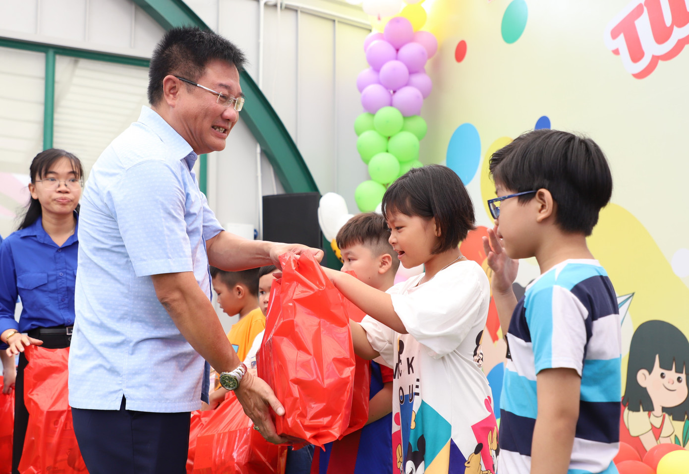 Các em thiếu nhi đón nhận phần quà thành phố chăm lo dịp đầu hè.