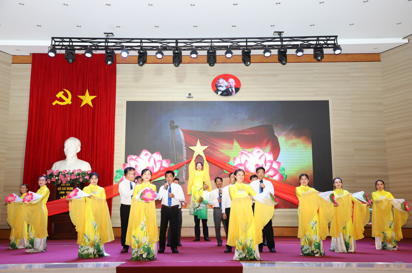 Qua các tiết mục tham dự, các đội thi đã góp lời ca tiếng hát ngợi ca Đảng quang vinh, Bác Hồ kính yêu, thể hiện tình yêu quê hương, đất nước, con người. Ảnh: Ngô Tùng. Qua các tiết mục tham dự, các đội thi đã góp lời ca tiếng hát ngợi ca Đảng quang vinh, Bác Hồ kính yêu, thể hiện tình yêu quê hương, đất nước, con người. Ảnh: Ngô Tùng.