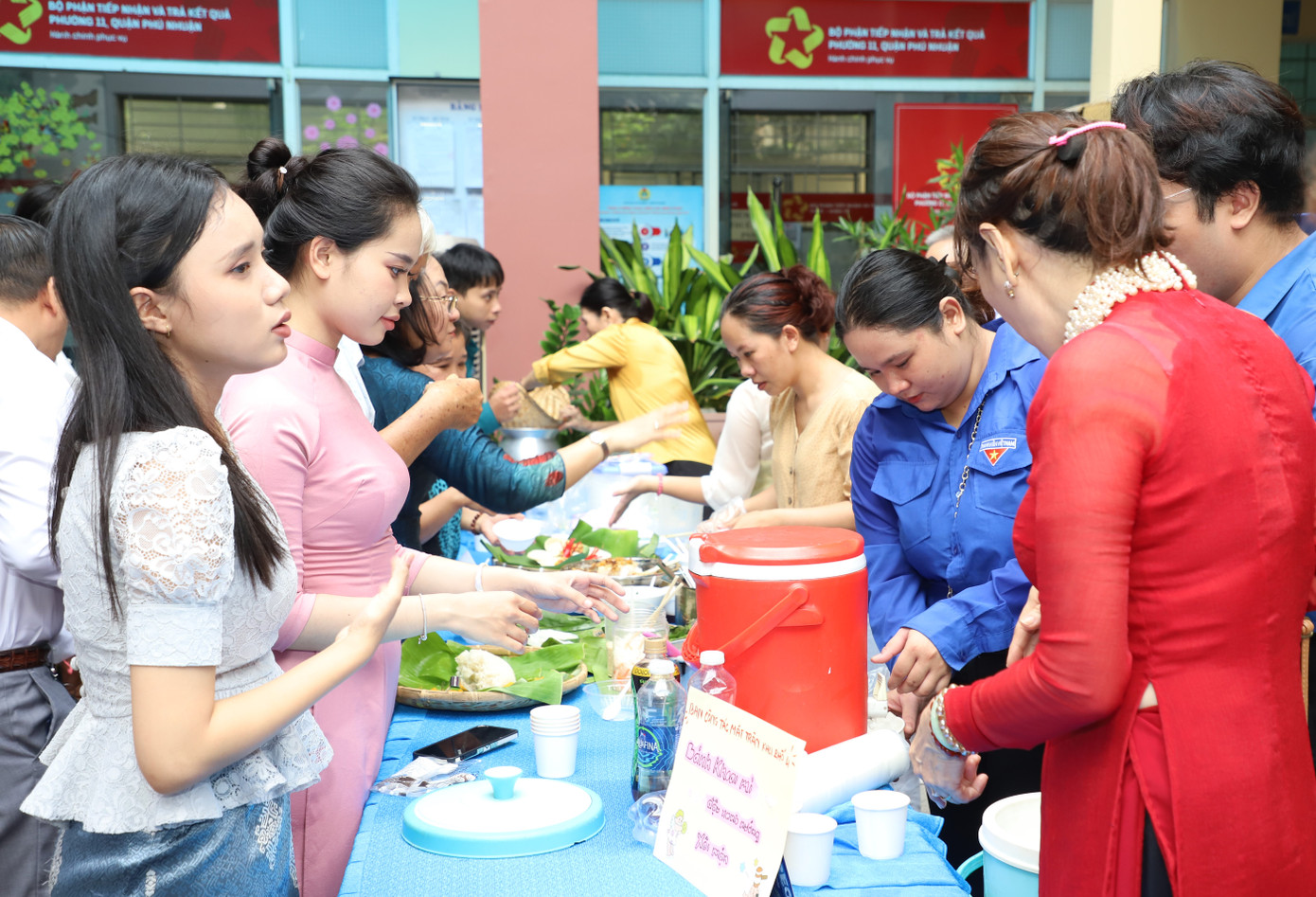 Khép lại lễ hội, các bạn trẻ cùng thưởng thức không gian ẩm thực được các cô bác, các bạn chuẩn bị chu đáo trước đó.