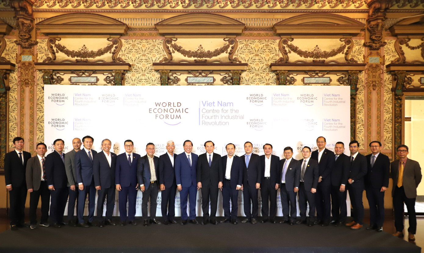 Lãnh đạo TPHCM cùng các thành viên C4IR. Ảnh: Ngô Tùng Lãnh đạo TPHCM cùng các thành viên C4IR. Ảnh: Ngô Tùng