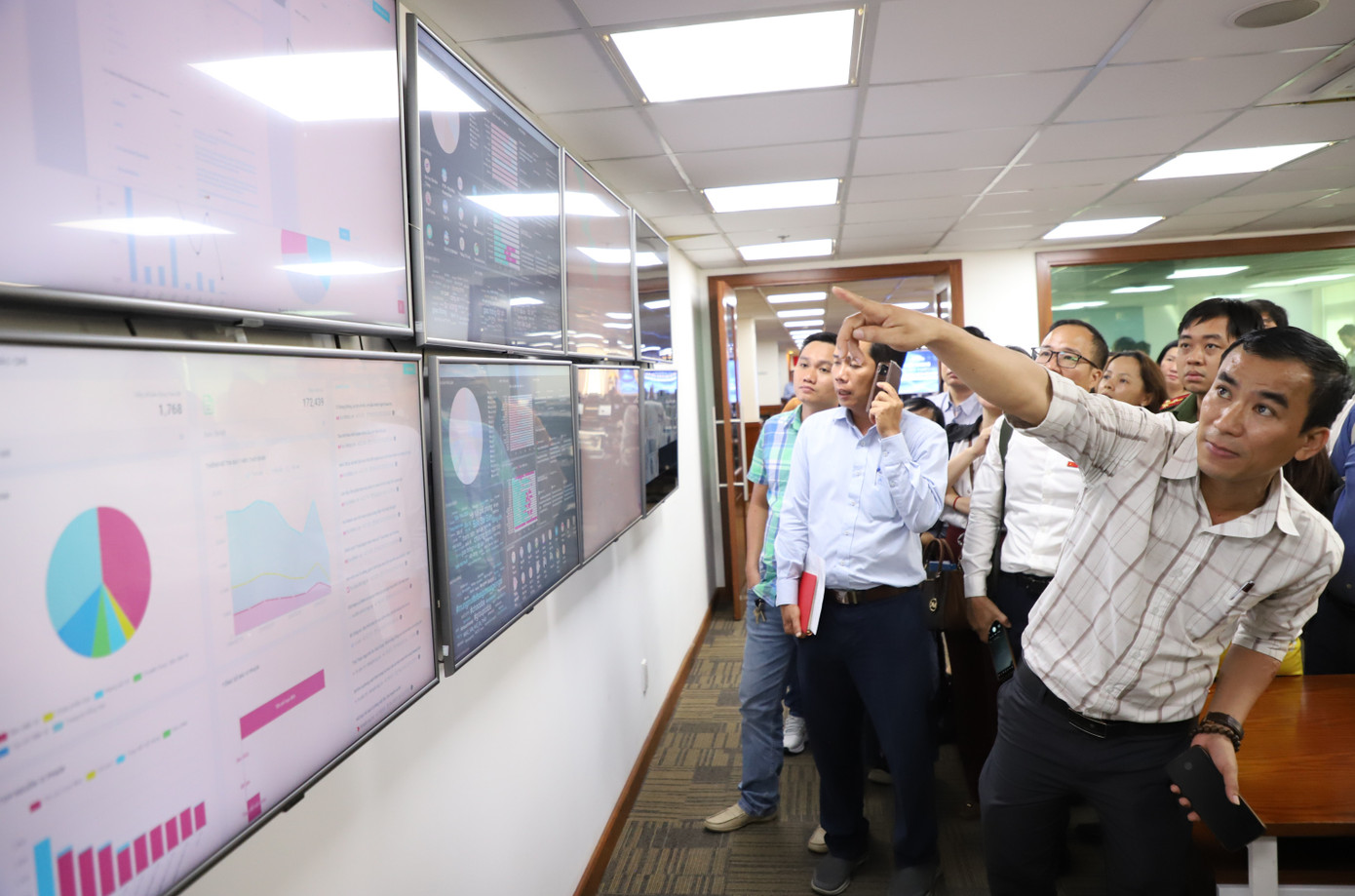 Đầu năm 2024, TPHCM đã ra mắt phần mềm lắng nghe mạng xã hội, công cụ tiềm năng và quan trọng giúp thành phố hiểu rõ cộng đồng mạng ngày nay. Ảnh: Ngô Tùng Đầu năm 2024, TPHCM đã ra mắt phần mềm lắng nghe mạng xã hội, công cụ tiềm năng và quan trọng giúp thành phố hiểu rõ cộng đồng mạng ngày nay. Ảnh: Ngô Tùng