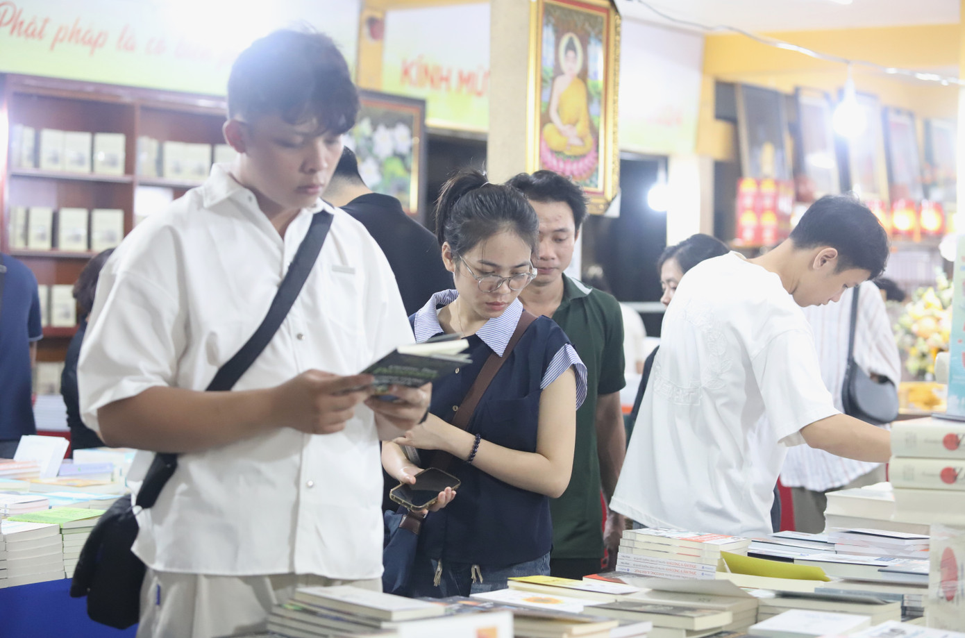 Dịp này tại chùa cũng diễn ra hội sách Phật giáo kính mừng đại lễ Vu lan. Ảnh: Ngô Tùng Dịp này tại chùa cũng diễn ra hội sách Phật giáo kính mừng đại lễ Vu lan. Ảnh: Ngô Tùng