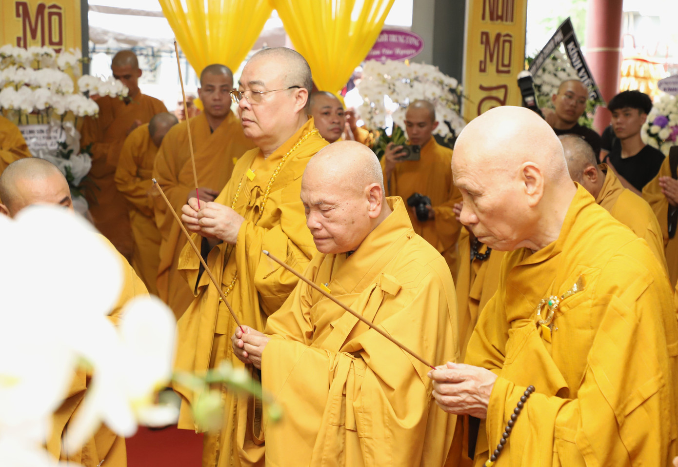 “Trong giờ phút nghìn thu vĩnh biệt, trước lúc tiễn đưa nhục thân Hòa thượng trở về an nghỉ ở đất tổ, nơi phát tích các bậc cao tăng thạc đức Phật giáo Việt Nam, xin đốt nén tâm hương tưởng niệm giác linh Hòa thượng thể hiện mối tâm giao, tình cảm đời đời trong chính pháp. Chúng tôi nguyện cùng nhau đoàn kết, hòa hợp, tiếp tục xây dựng và phát triển ngôi nhà Giáo hội Phật giáo Việt Nam, Phật giáo tỉnh Bà Rịa – Vũng Tàu ngày càng hưng thịnh, trang nghiêm…”, Trưởng lão Hòa thượng Thích Thiện Nhơn bày tỏ. “Trong giờ phút nghìn thu vĩnh biệt, trước lúc tiễn đưa nhục thân Hòa thượng trở về an nghỉ ở đất tổ, nơi phát tích các bậc cao tăng thạc đức Phật giáo Việt Nam, xin đốt nén tâm hương tưởng niệm giác linh Hòa thượng thể hiện mối tâm giao, tình cảm đời đời trong chính pháp. Chúng tôi nguyện cùng nhau đoàn kết, hòa hợp, tiếp tục xây dựng và phát triển ngôi nhà Giáo hội Phật giáo Việt Nam, Phật giáo tỉnh Bà Rịa – Vũng Tàu ngày càng hưng thịnh, trang nghiêm…”, Trưởng lão Hòa thượng Thích Thiện Nhơn bày tỏ.