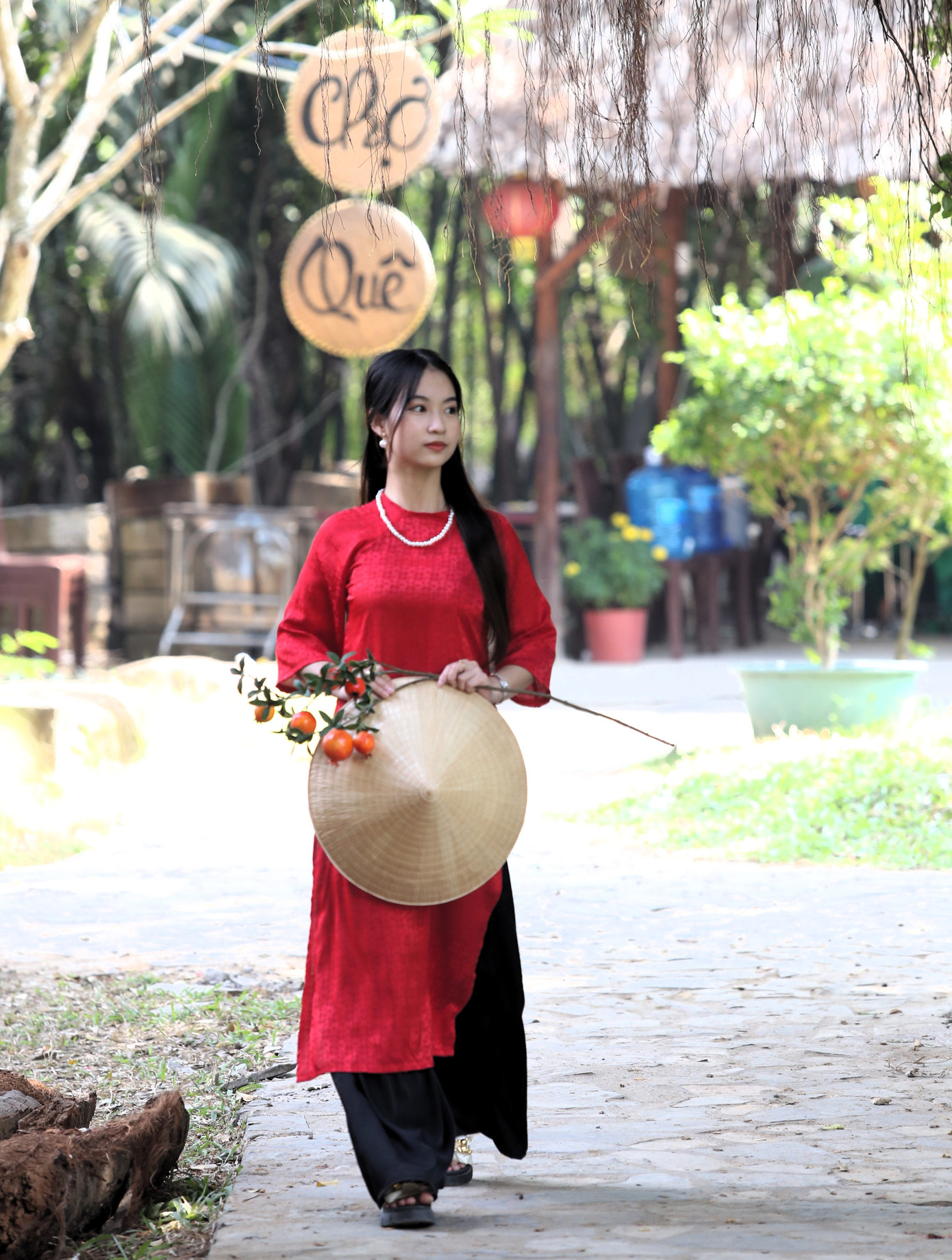 Bạn trẻ khoe nét đẹp nền nã, đằm thắm trong khung cảnh dân dã, thanh bình.