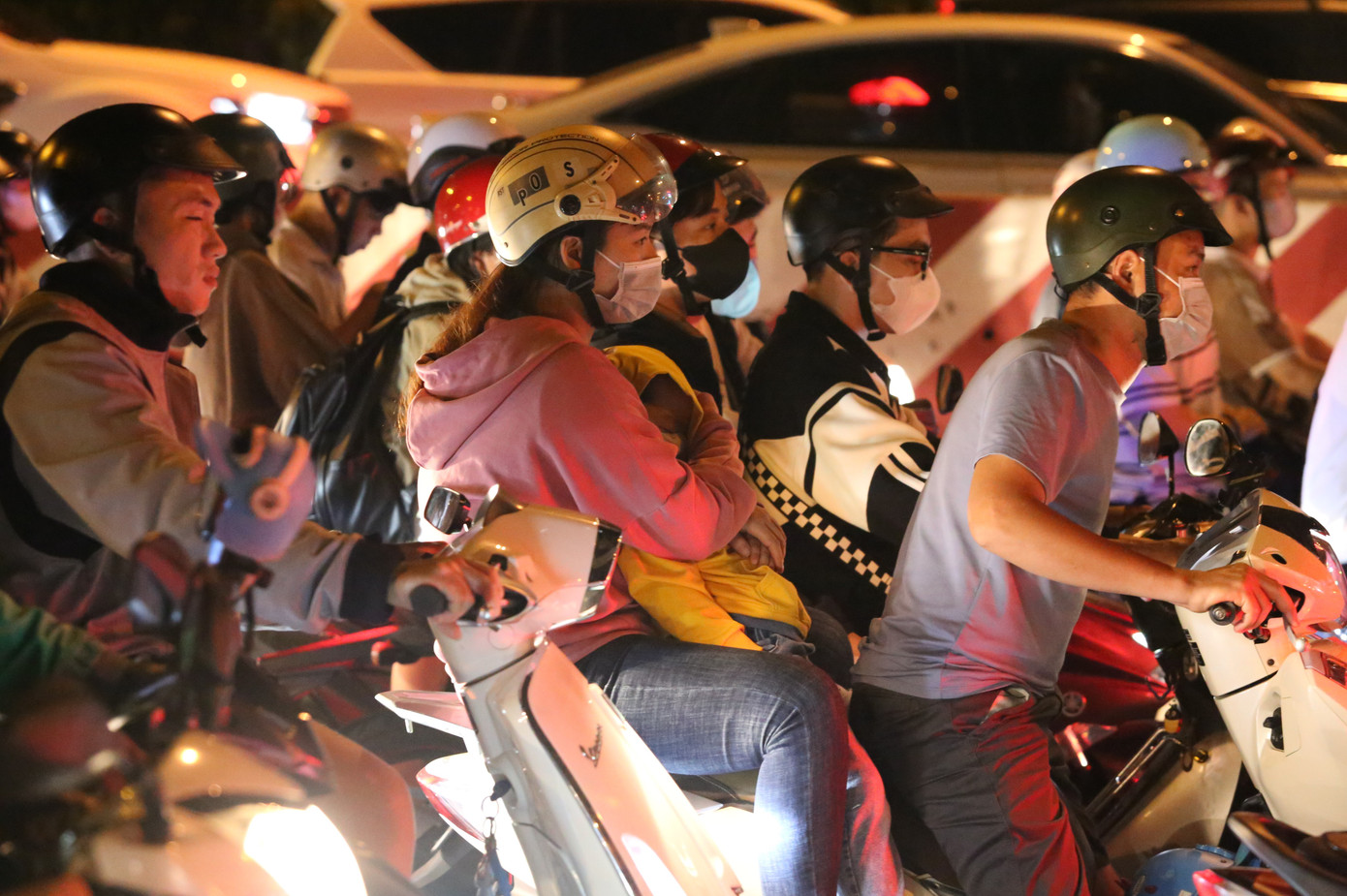 Em bé ngủ ngay trong vòng tay phụ huynh.