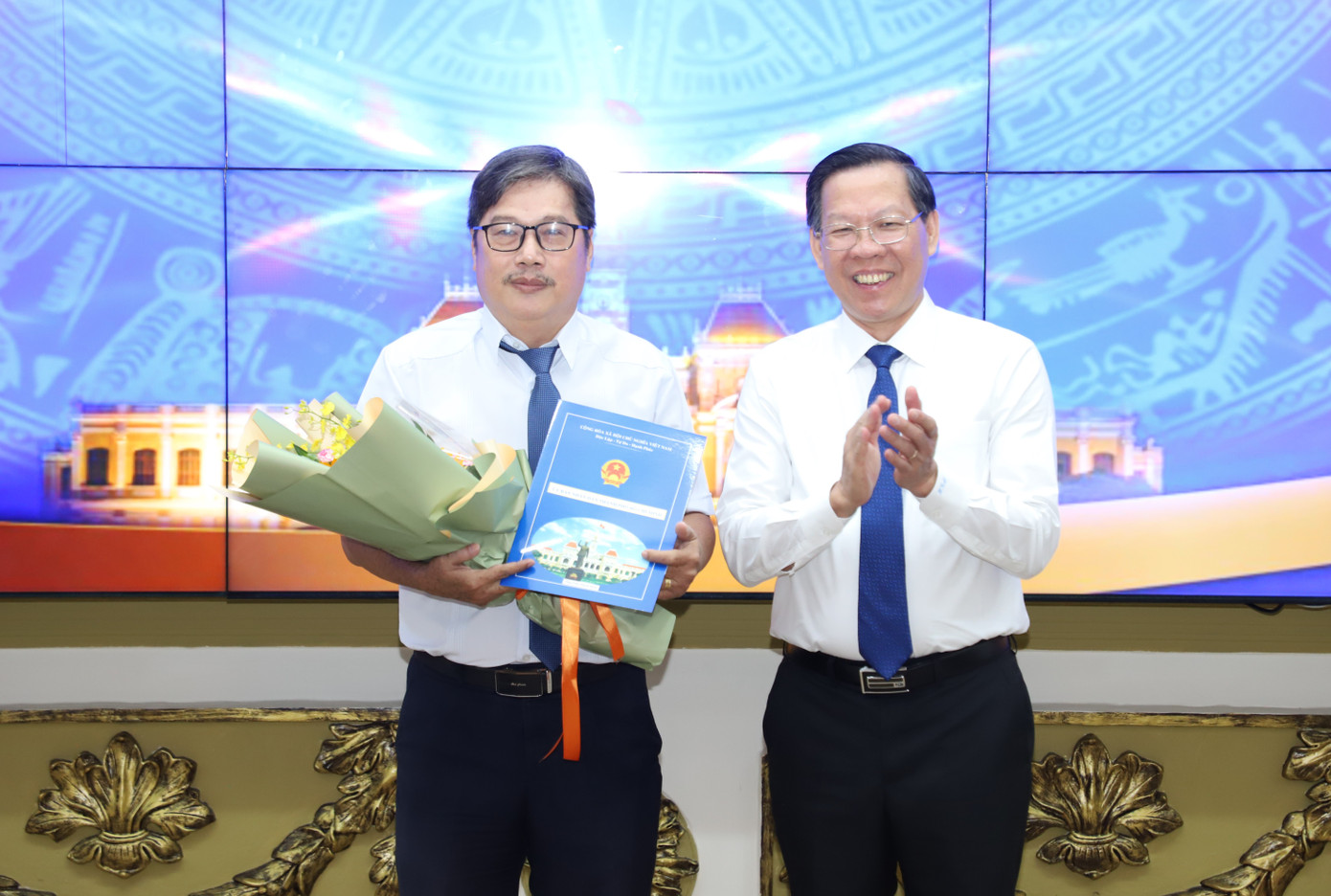 Chủ tịch UBND TPHCM trao quyết định cho ông Trần Thanh Bình.