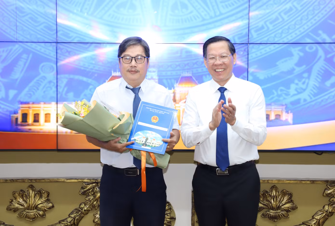 Chủ tịch UBND TPHCM trao quyết định cho ông Trần Thanh Bình.
