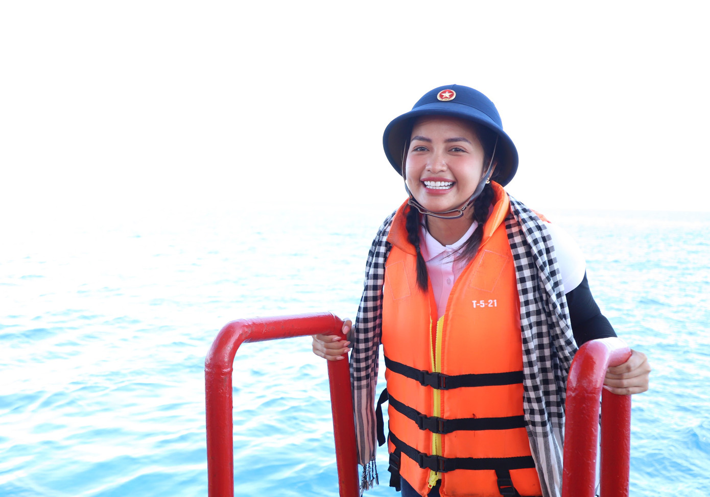 Ngọc Châu trong hành trình đến với biển đảo thiêng liêng của đất nước. Ảnh: Ngô Tùng.