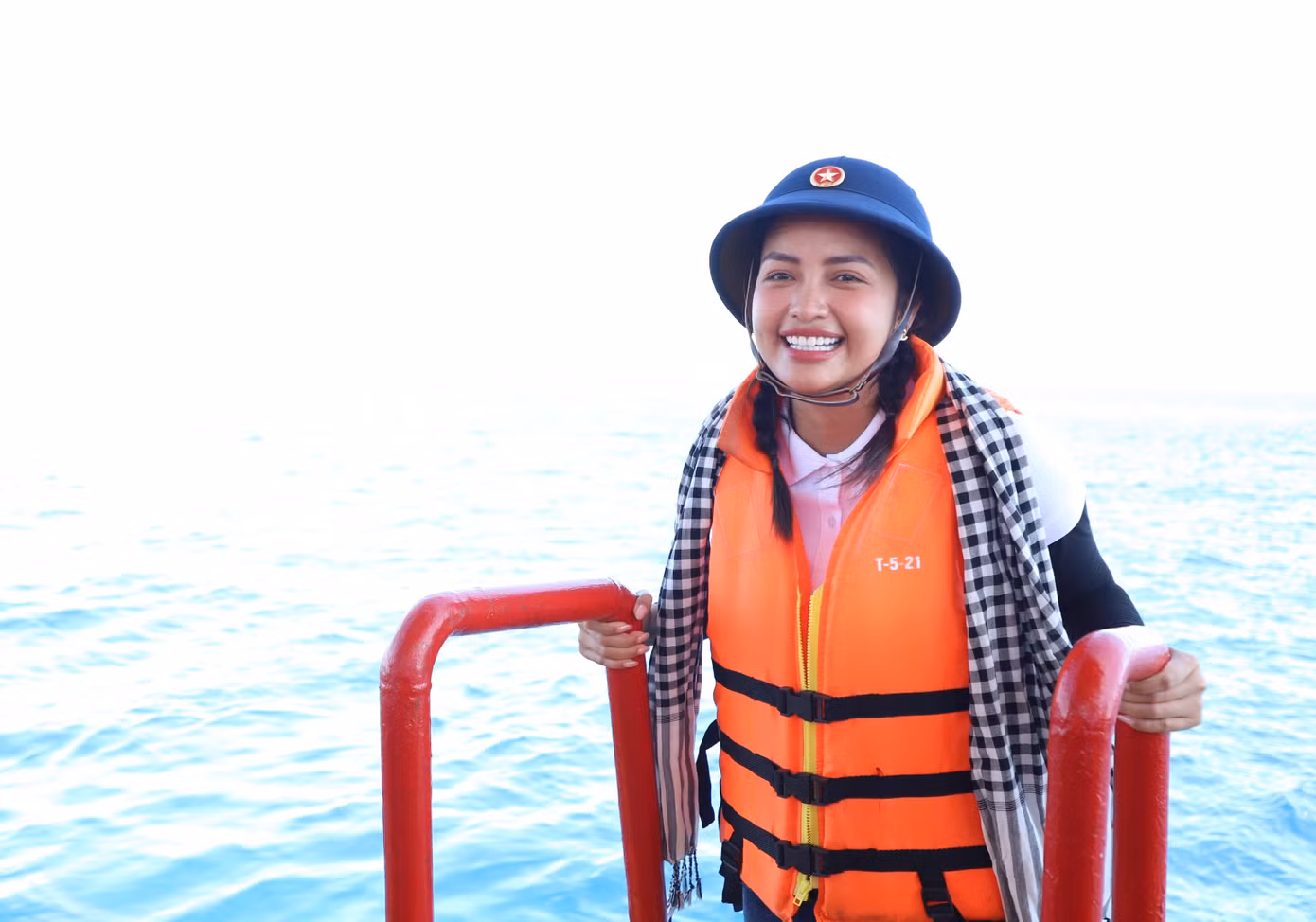 Ngọc Châu trong hành trình đến với biển đảo thiêng liêng của đất nước. Ảnh: Ngô Tùng.