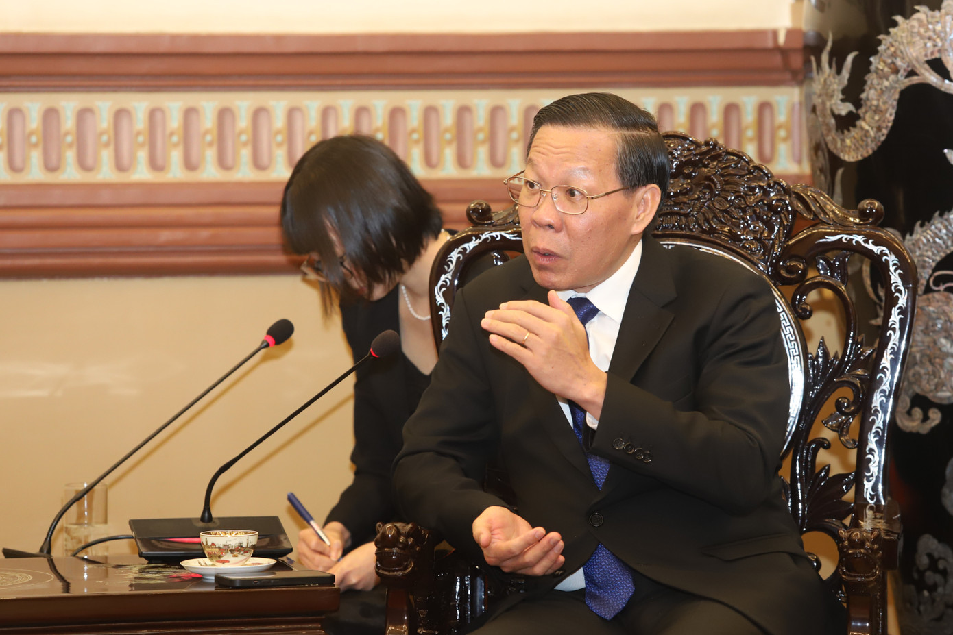 Chủ tịch UBND TPHCM Phan Văn Mãi trao đổi với GS Klaus Schwab. Ảnh: Ngô Tùng.