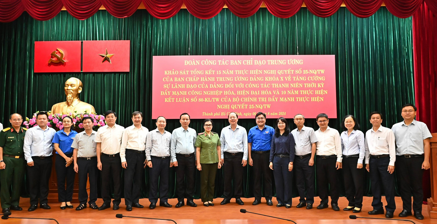 Đại biểu Trung ương và TPHCM chụp ảnh lưu niệm tại buổi làm việc. Ảnh: Việt Dũng