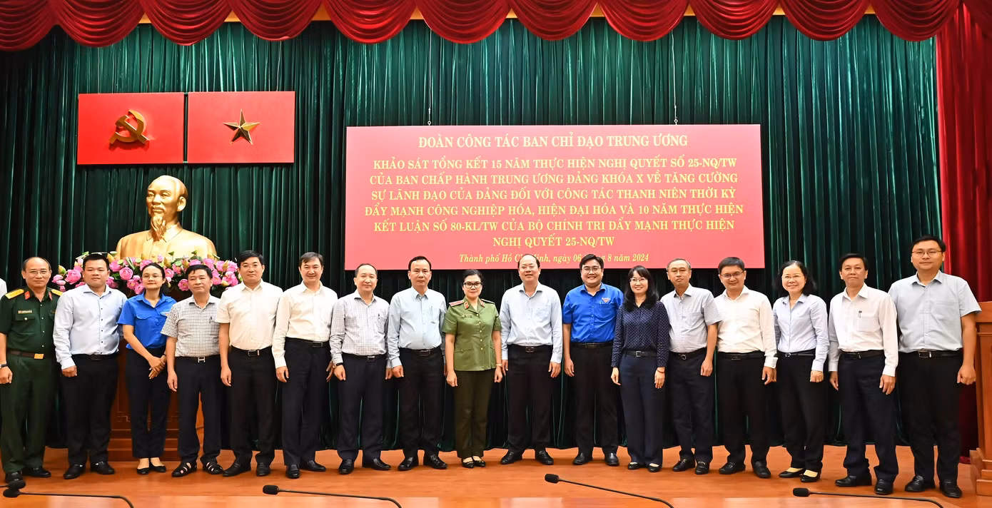 Đại biểu Trung ương và TPHCM chụp ảnh lưu niệm tại buổi làm việc. Ảnh: Việt Dũng Đại biểu Trung ương và TPHCM chụp ảnh lưu niệm tại buổi làm việc. Ảnh: Việt Dũng