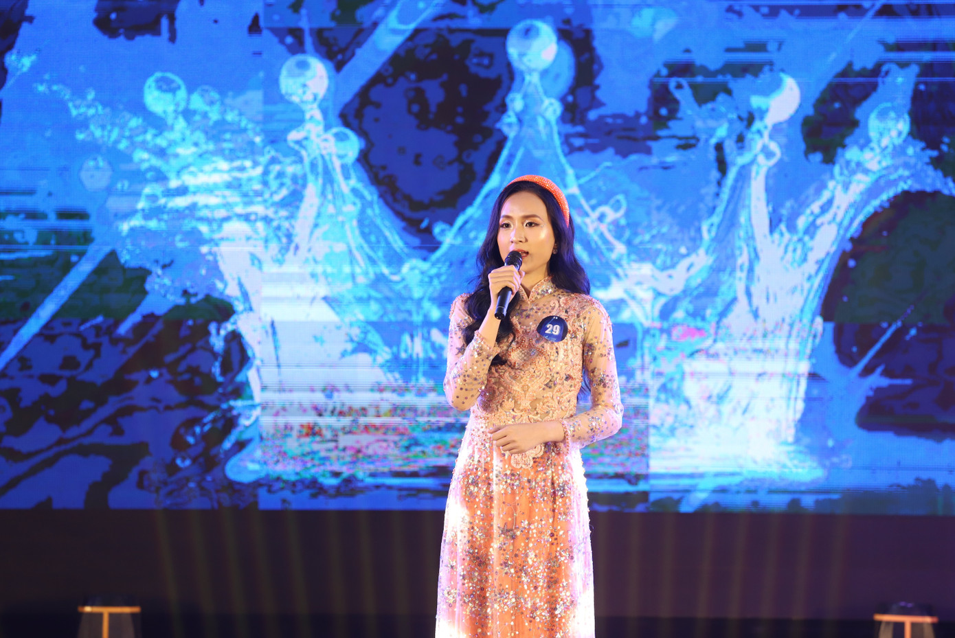 Thí sinh đoạt giải Hoa khôi Nguyễn Thị Mỹ Linh trong phần thi Người đẹp bản lĩnh.