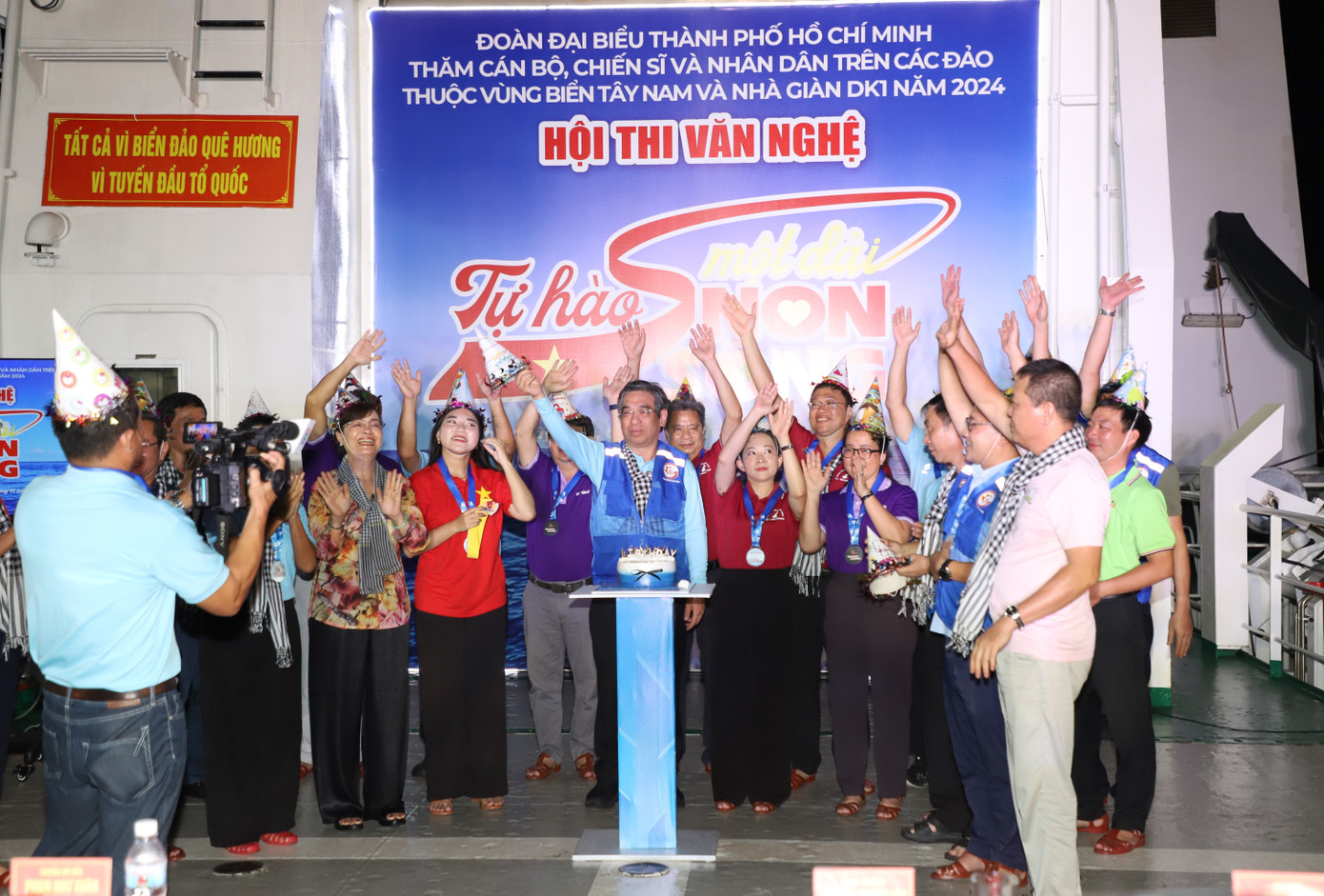 Cũng trong đêm văn nghệ, Ban tổ chức hành trình đã tổ chức chúc mừng và tặng quà lưu niệm đến các thành viên có ngày sinh trong tháng 11, tháng diễn ra chuyến hải trình ý nghĩa đến với quân và dân các điểm đảo, nhà giàn thân thương trên vùng biển Tây Nam của Tổ quốc.