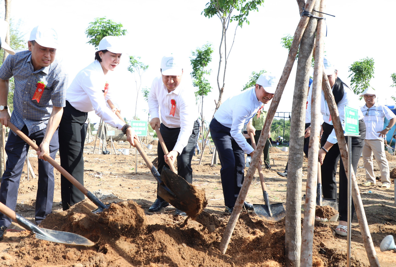 Phó Chủ tịch HĐND TPHCM Huỳnh Thanh Nhân, Phó Chủ tịch UBND TPHCM Bùi Xuân Cường cùng lãnh đạo các sở, ngành trồng cây xanh tại Khu điều hành Depot Long Bình, tuyến đường sắt đô thị số 1. Ảnh: Ngô Tùng Phó Chủ tịch HĐND TPHCM Huỳnh Thanh Nhân, Phó Chủ tịch UBND TPHCM Bùi Xuân Cường cùng lãnh đạo các sở, ngành trồng cây xanh tại Khu điều hành Depot Long Bình, tuyến đường sắt đô thị số 1. Ảnh: Ngô Tùng