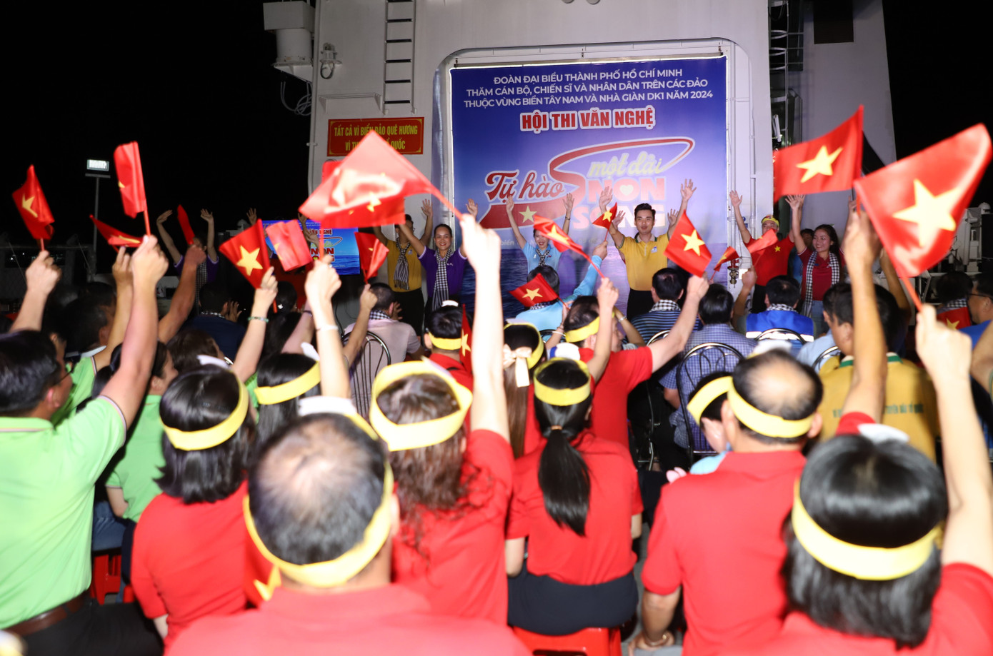 Hội thi đã mang đến không gian để các thành viên đoàn công tác cùng giao lưu, gắn kết với nhau hơn sau những buổi tập luyện và biểu diễn.