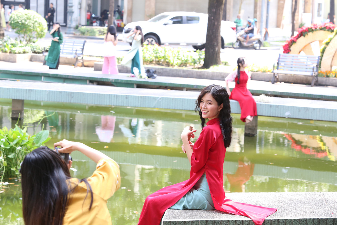 Các thiếu nữ phấn khởi lưu giữ nét tươi trẻ trong không khí Tết Nguyên đán đang về gần.