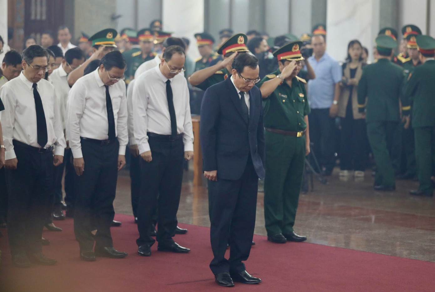 Đoàn Thành ủy - HĐND - UBND - Ủy ban MTTQ Việt Nam TPHCM do Ủy viên Bộ Chính trị, Bí thư Thành ủy TPHCM Nguyễn Văn Nên làm Trưởng đoàn - vào viếng các liệt sĩ và chia buồn với thân nhân các liệt sĩ. Đoàn Thành ủy - HĐND - UBND - Ủy ban MTTQ Việt Nam TPHCM do Ủy viên Bộ Chính trị, Bí thư Thành ủy TPHCM Nguyễn Văn Nên làm Trưởng đoàn - vào viếng các liệt sĩ và chia buồn với thân nhân các liệt sĩ.