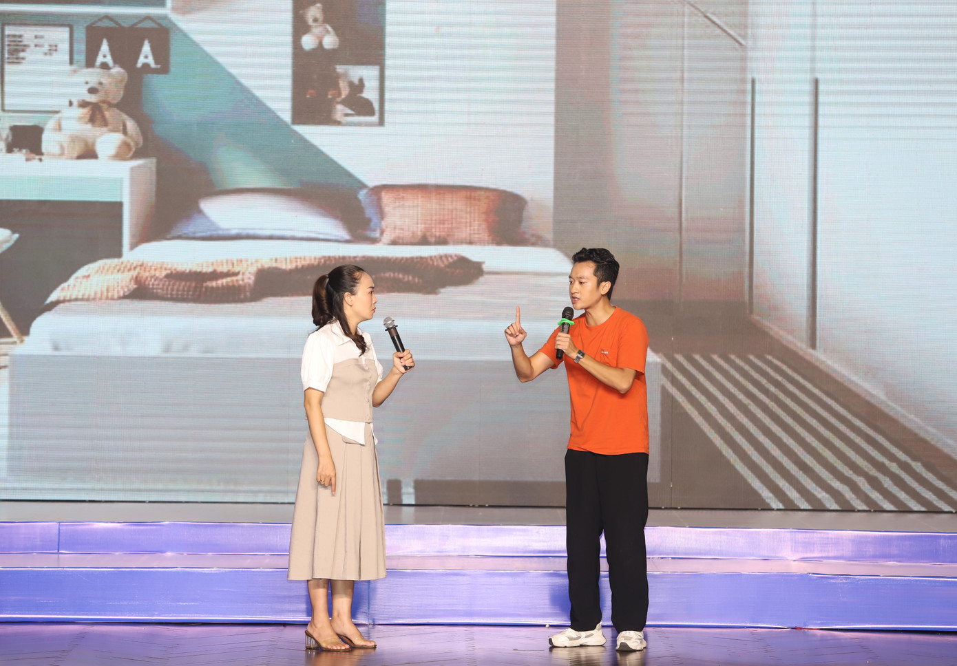 Đến với phần thi “Báo cáo viên nhạy bén”, các diễn viên mang đến tình huống để 4 thí sinh xuất sắc nhất đưa ra phương án giải quyết. Đến với phần thi “Báo cáo viên nhạy bén”, các diễn viên mang đến tình huống để 4 thí sinh xuất sắc nhất đưa ra phương án giải quyết.