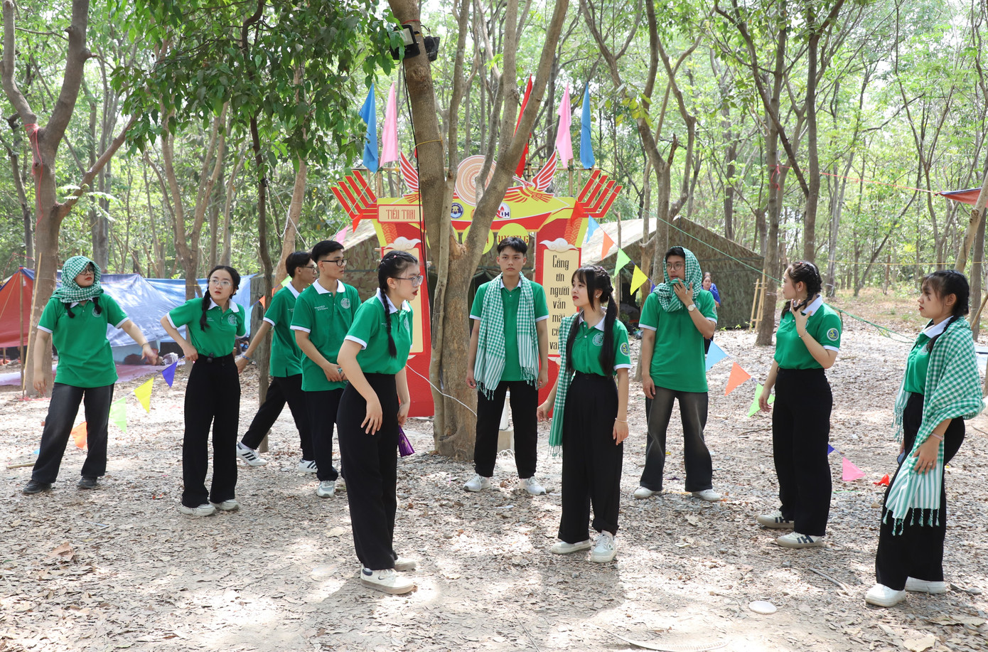 Các bạn sinh viên Trường Đại học Giao thông vận tải tại TPHCM chuẩn bị cho bài nhảy tập thể. Ảnh: Ngô Tùng Các bạn sinh viên Trường Đại học Giao thông vận tải tại TPHCM chuẩn bị cho bài nhảy tập thể. Ảnh: Ngô Tùng