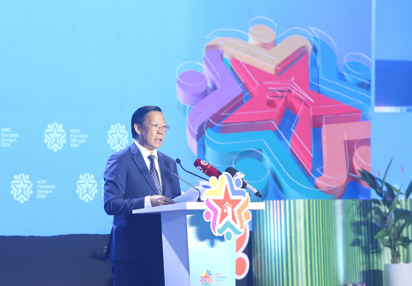 Chủ tịch UBND TPHCM Phan Văn Mãi phát biểu khai mạc đối thoại. Ảnh: Ngô Tùng Chủ tịch UBND TPHCM Phan Văn Mãi phát biểu khai mạc đối thoại. Ảnh: Ngô Tùng